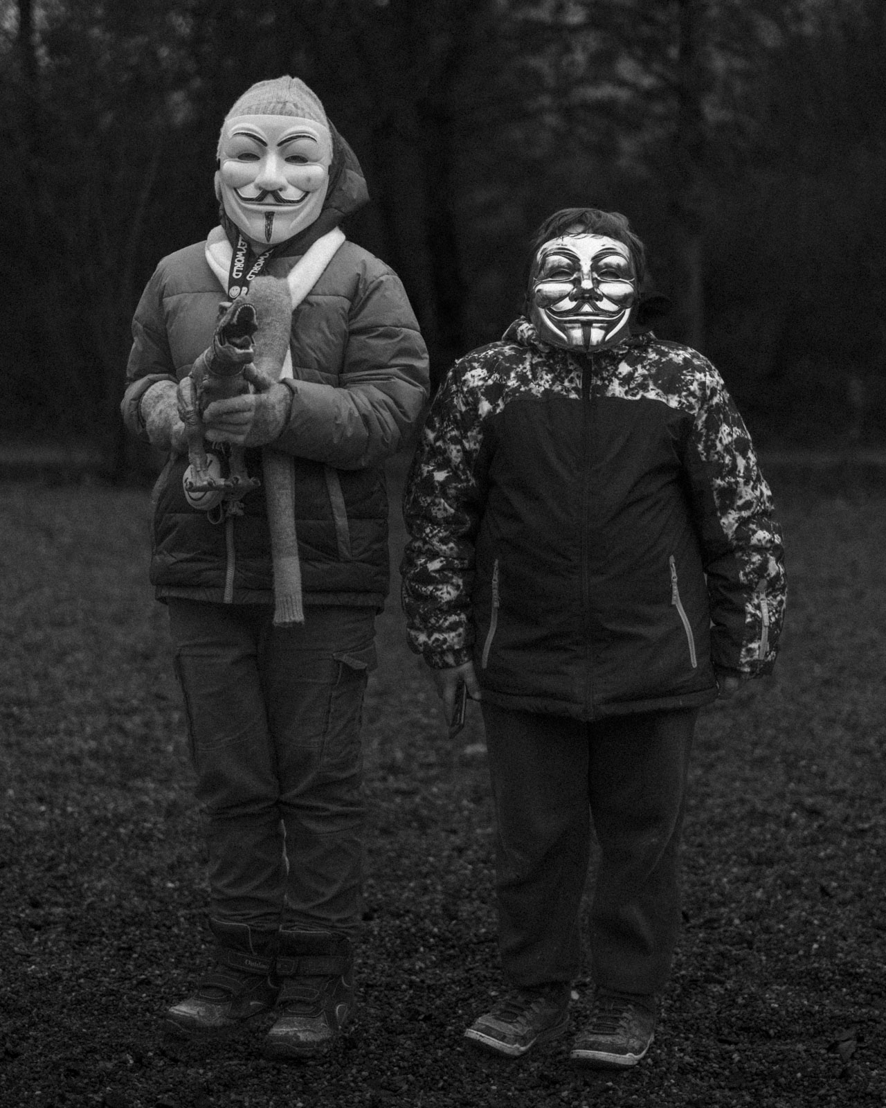 Kinder spielen mit Masken und Spielzeug. Bad Salzungen, Deutschland, © 2023 Michel Kekulé
