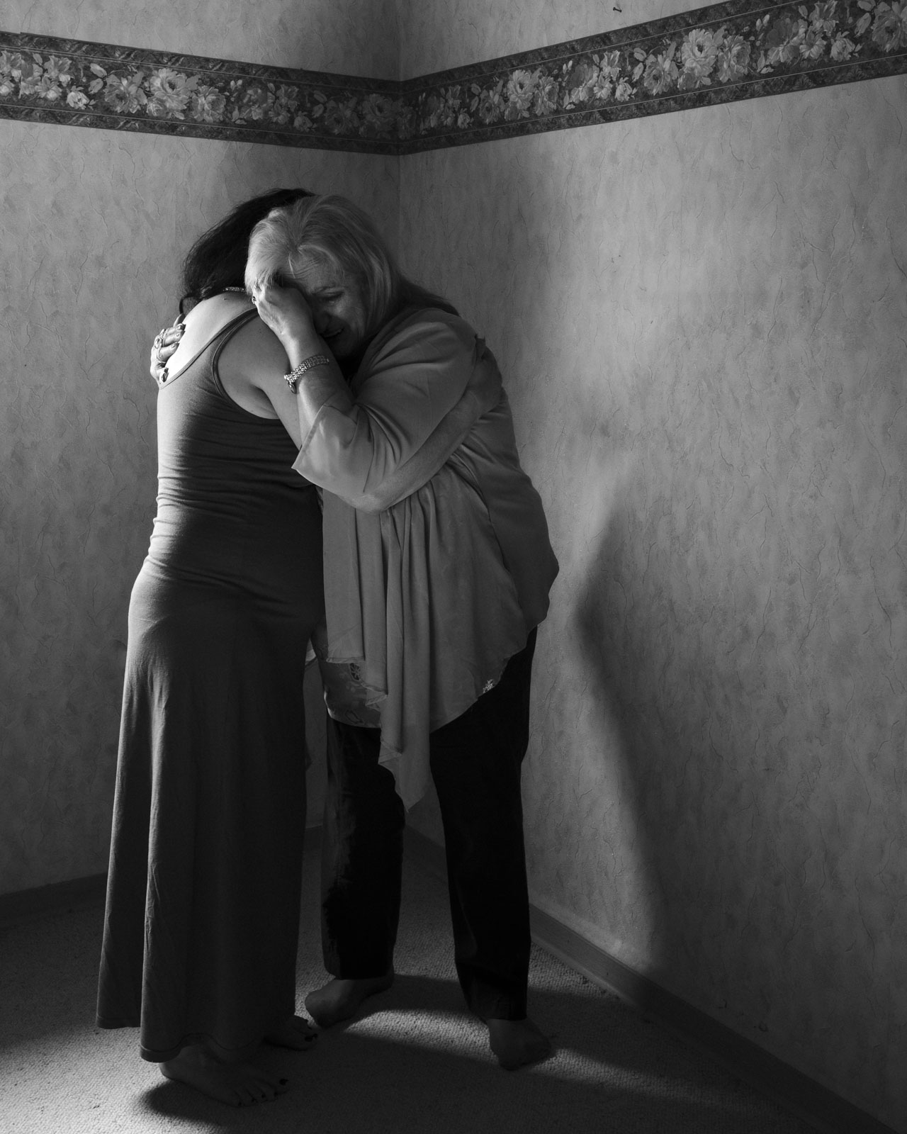 Zwei Schwestern liegen sich weinend in den Armen und sprechen über die Vergangenheit – ihr erstes Wiedersehen nach vielen Jahren. Schweina, Deutschland, © 2025 Michel Kekulé