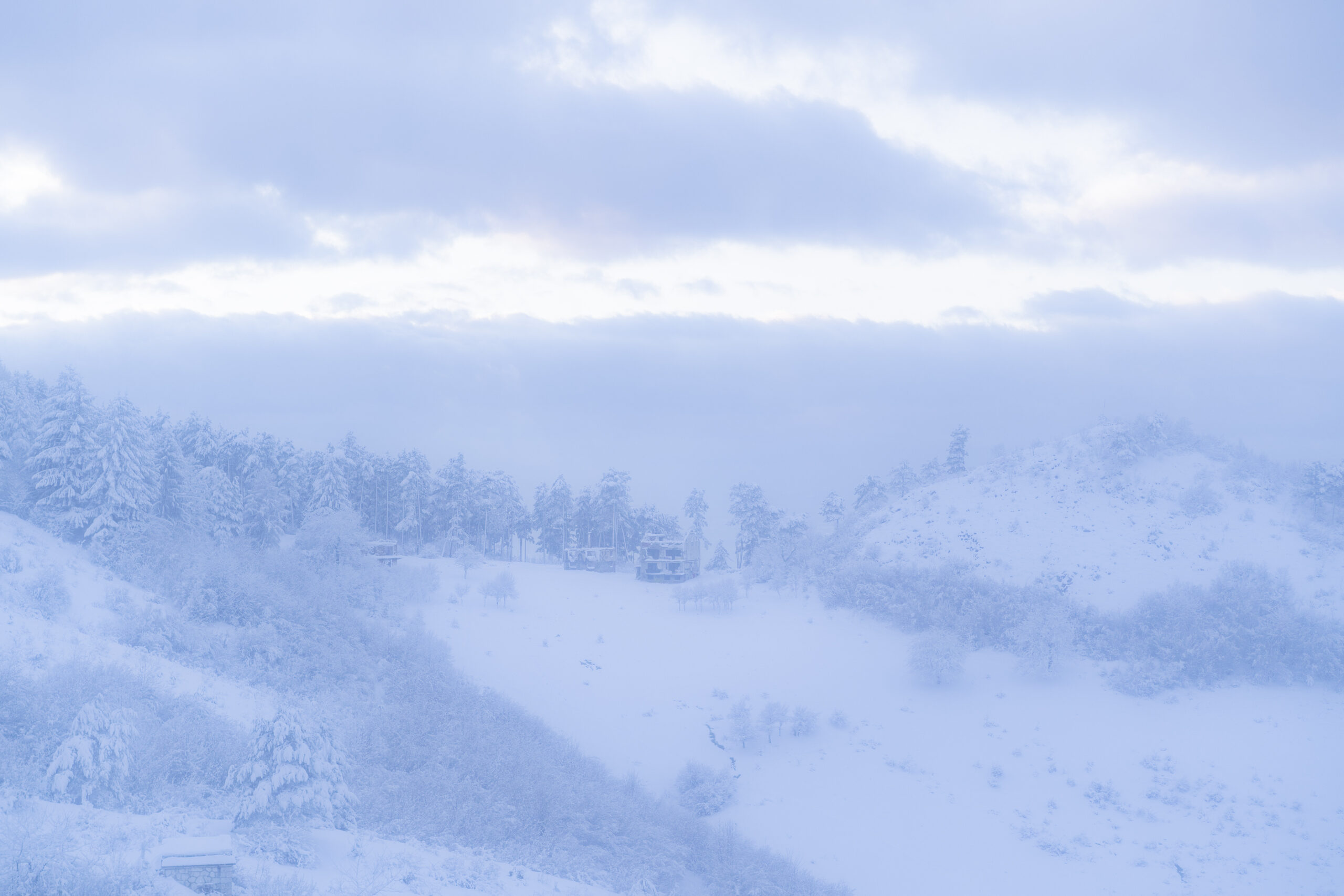Ein zerstörtes Haus oberhalb der bosnischen Hauptstadt Sarajevo. Zwischen 1992 und 1995 wurde Sarajevo von der bosnisch-serbischen Armee belagert, wobei schätzungsweise 11.000 Menschen getötet und 56.000 verletzt wurden. Die Folgen des Krieges sind bis heute spürbar. 11.12.2021, Sarajevo, Bosnien & Herzegowina, © 2021 Lasse Branding