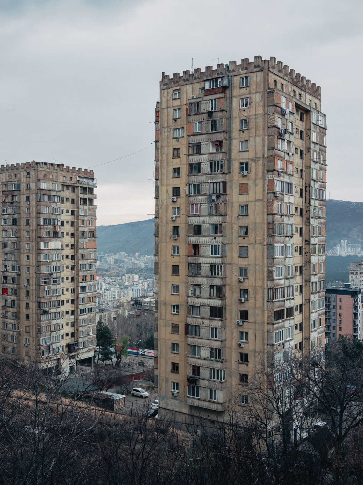 Ein Wohnblock im Stadtteil Saburtalo. 16.12.2024, Tiﬂis, Georgien, © 2024 Lea Greub / Agentur Focus