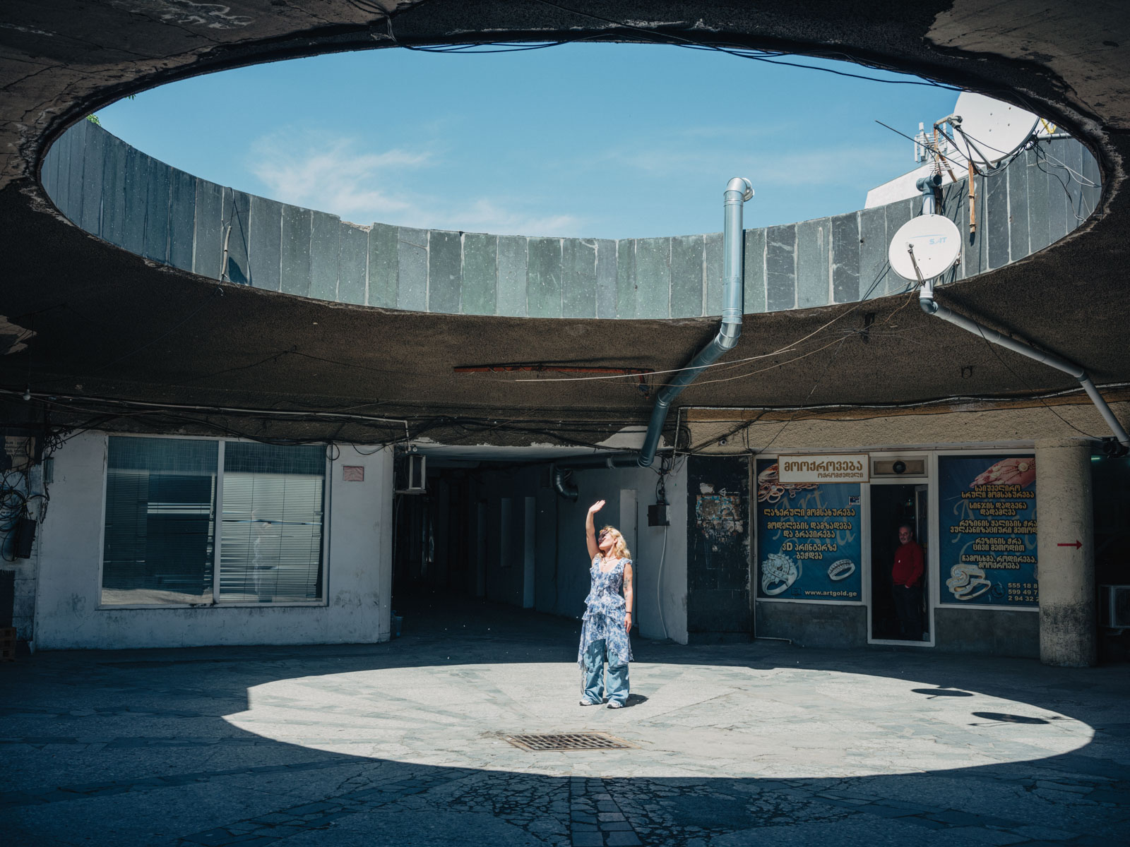 Multimediakünstlerin und Kuratorin Gvantsa Jishkariani am Station Square Underground Market. 05.04.2023, Tiﬂis, Georgien, © 2023 Lea Greub / Agentur Focus