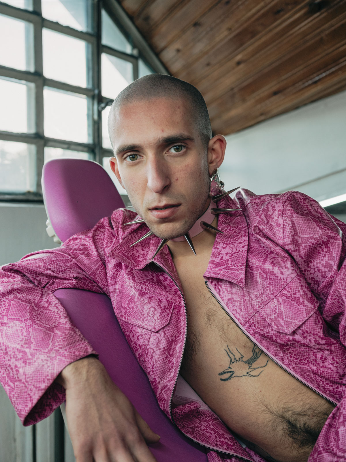 Künstler David Apakidze in einem Kunsatelier. 10.11.2022, Tiﬂis, Georgien, © 2022 Lea Greub / Agentur Focus