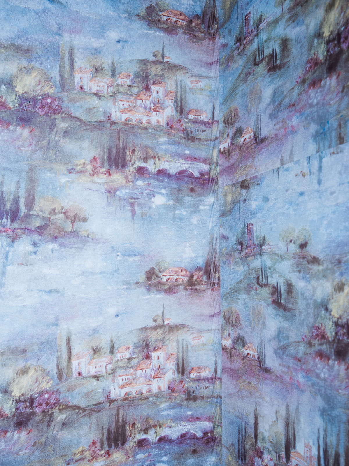 Tapete in einer Küche. Sie zeigt eine friedliche Dorfszene mit einer kleinen Brücke, grüner Natur, kleinen Häusern und einer Kirche. 23.04.2023, Tiﬂis, Georgien, © 2023 Lea Greub / Agentur Focus