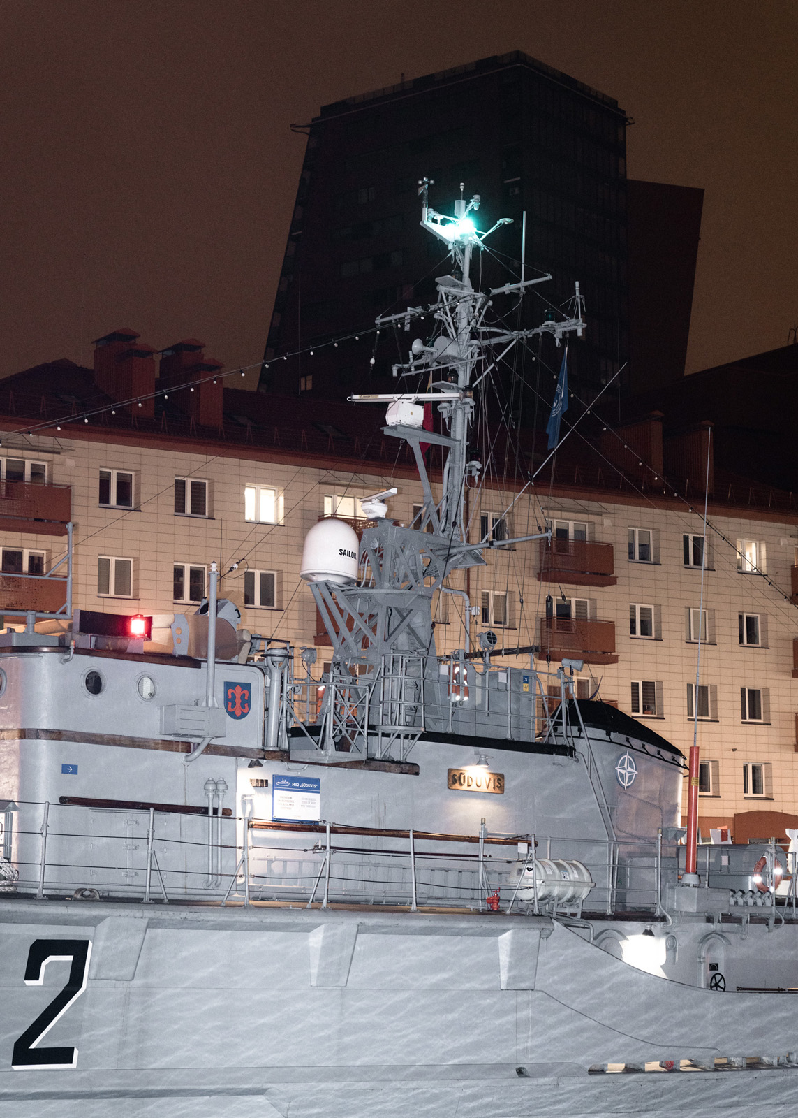 Ein NATO-Schiff liegt permanent im Kanal in der Innenstadt Klaipedas zur Besichtigung, Klaipeda ist ein wichtiger strategischer Hafen zur Überwachung der Aktivität der russischen Schattenflotte 25.02.2025, Klaipeda, Litauen, © 2025 Louis Roth