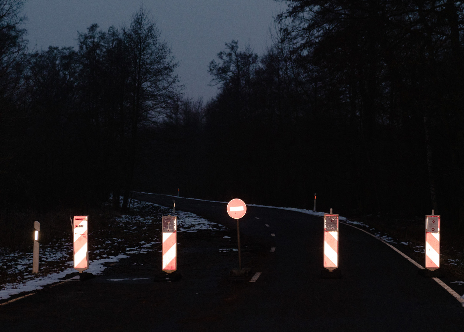 Die Strasse nach Kaliningrad auf der kurischen Nehrung ist aufgrund der angespannten Lage von einer zusätzlichen Schutzzone umgeben, 24.02.2025, bei Nida, Litauen, © 2025 Louis Roth