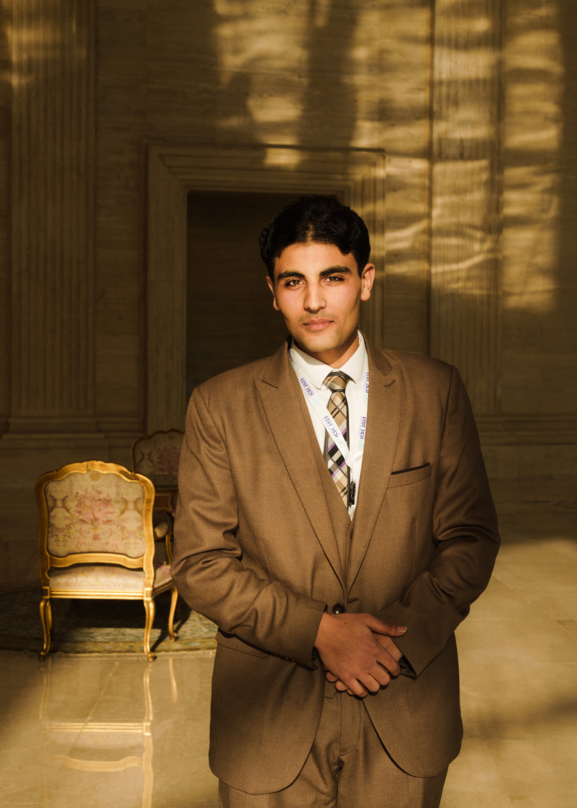 Zusammen mit Kommilitonen nimmt der Student Youssif an einer Innovationsmesse im St. Regis Almasa Hotel teil, um sich zukünftigen Arbeitgebern zu präsentieren. Ein Jahr später arbeitet er in dem Hotel., 28.02.2023, New Administrative Capital, Ägypten, © 2023 Louis Rothilitonen nimmt der Stude