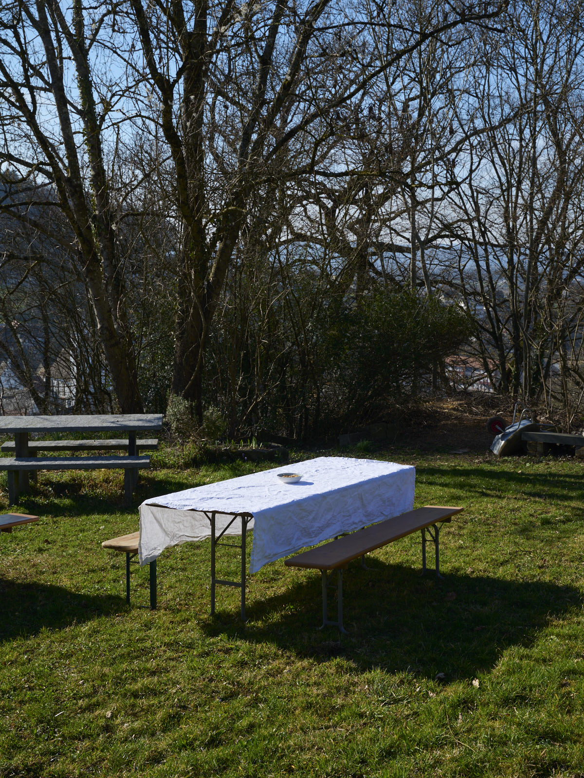 Der Tisch im Garten ist bereit zum Platznehmen. 8.03.2025, Zeiningen, Schweiz © 2025 Raphaela Graf
