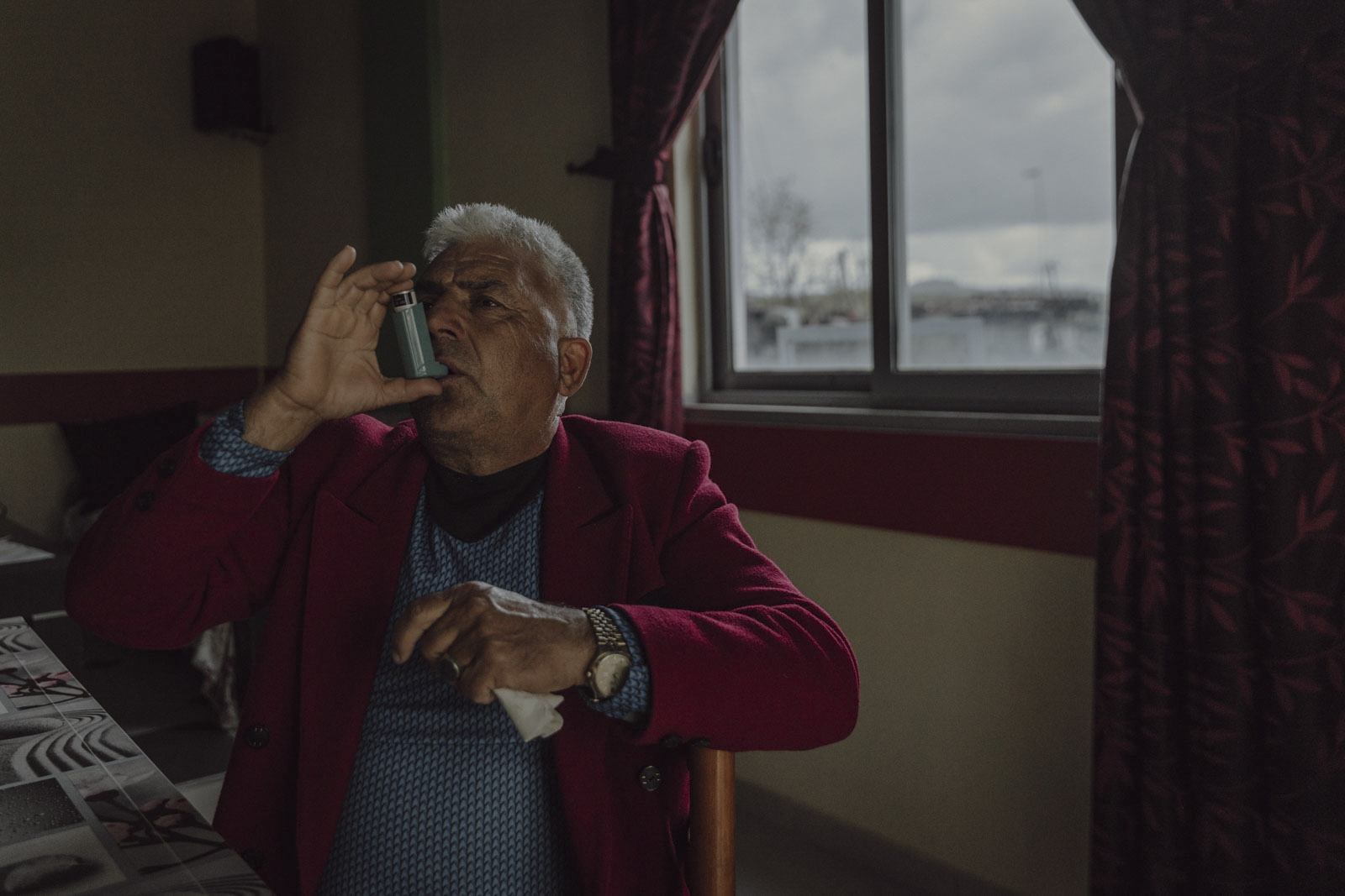 Dashnor Xhepaj lebt in der Nähe einer Ölquelle in Zharrez. Er leidet an Asthma, das durch die ständigen Gasemissionen verursacht wird. Zharrez, Bezirk Fier, Albanien 26.04.2023, © 2023 Jonas Kako