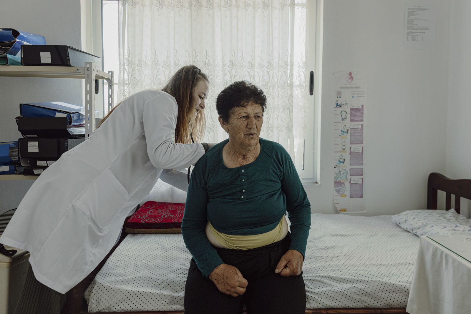 Krankenschwester Elena prüft dieL ungenfunktion von Drita Buzi in der staatlichen Gesundheitseinrichtung im Dorf Kallm iMadh. Viele Einwohner leiden an chronischen Lungenkrankheiten, die wahrscheinlich durch die Exposition gegenüber giftigen Gasen aus den Ölquellen verursacht werden .04.05.2023, Kallm iMadh, Bezirk Fier, Albanien 26.04.2023, © 2023 Jonas Kako