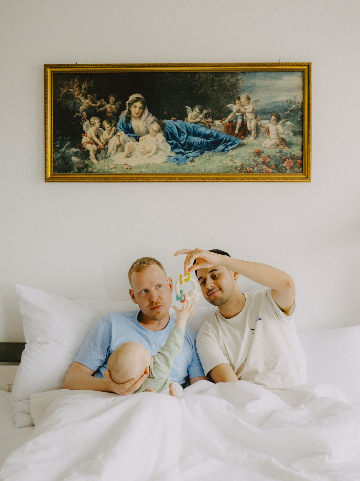 Ingmar und Marcelo mit Tochter Verle in ihrem Berliner Schlafzimmer. Inzwischen schläft Verle auch ganze Nächte bei ihnen. Julia pumpt Milch ab und nutzt die Zeit für sich, geht aus und trifft Freunde. 02.03.25, Berlin, Deutschland © 2025 Jana Margarete Schuler