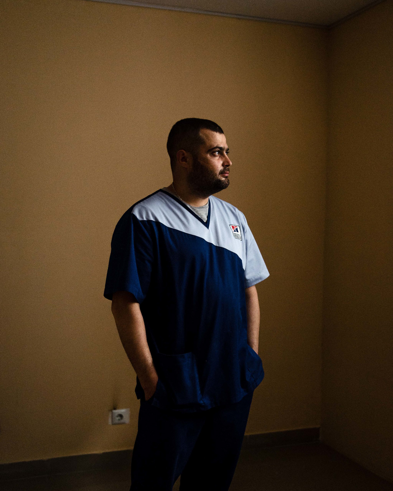 Der Tierarzt Alexander Z. posiert in einem Röntgenraum für ein Porträt. Er behandelt in seiner privaten Praxis viele Tiere von der Strasse. Alexander Zabolotny wünscht sich vor allem mehr staatliche Unterstützung und Kontrolle bei Strassentieren. Aufgenommen am 21. Juni 2021 in Khmelnytskyi im Westen der Ukraine, © 2021 Finn Winkler