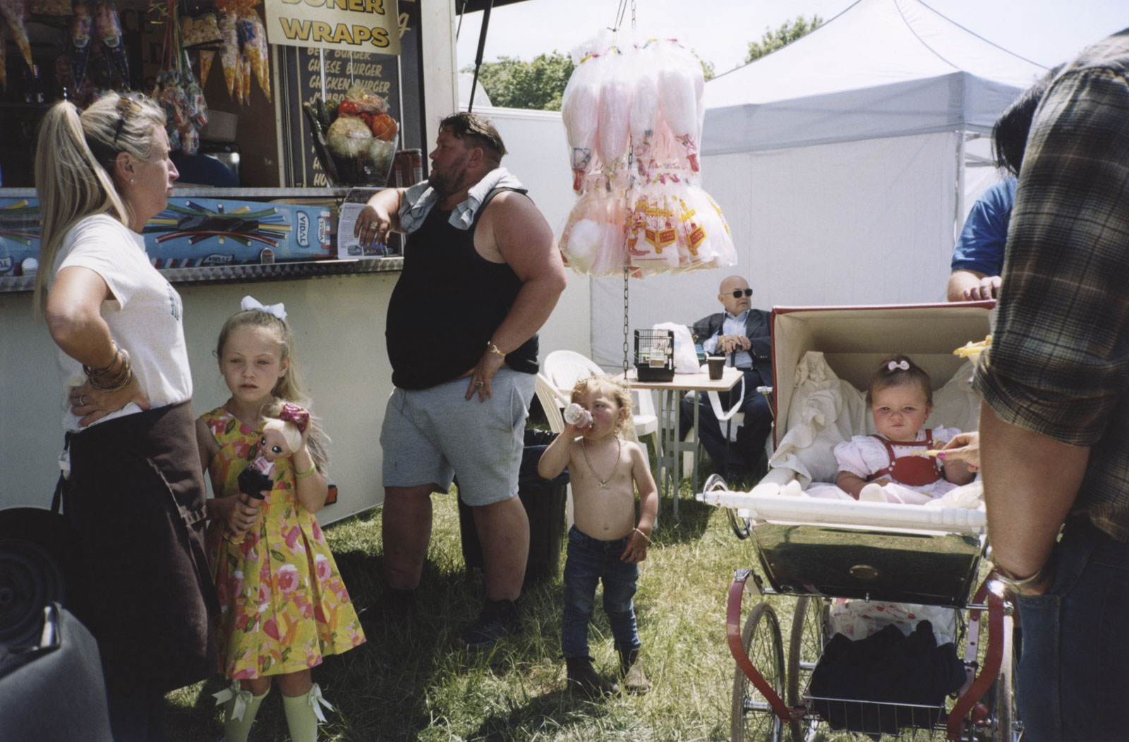 On the left hand side you see mother and father with their two kids next to a Snack bar. On the middle of the photo you can see an old men sitting at a table. On the right side of the photo you can see a baby in it’s stroller. 13.06.2023, Appleby, UK. © 2023 Frederik Rüegger