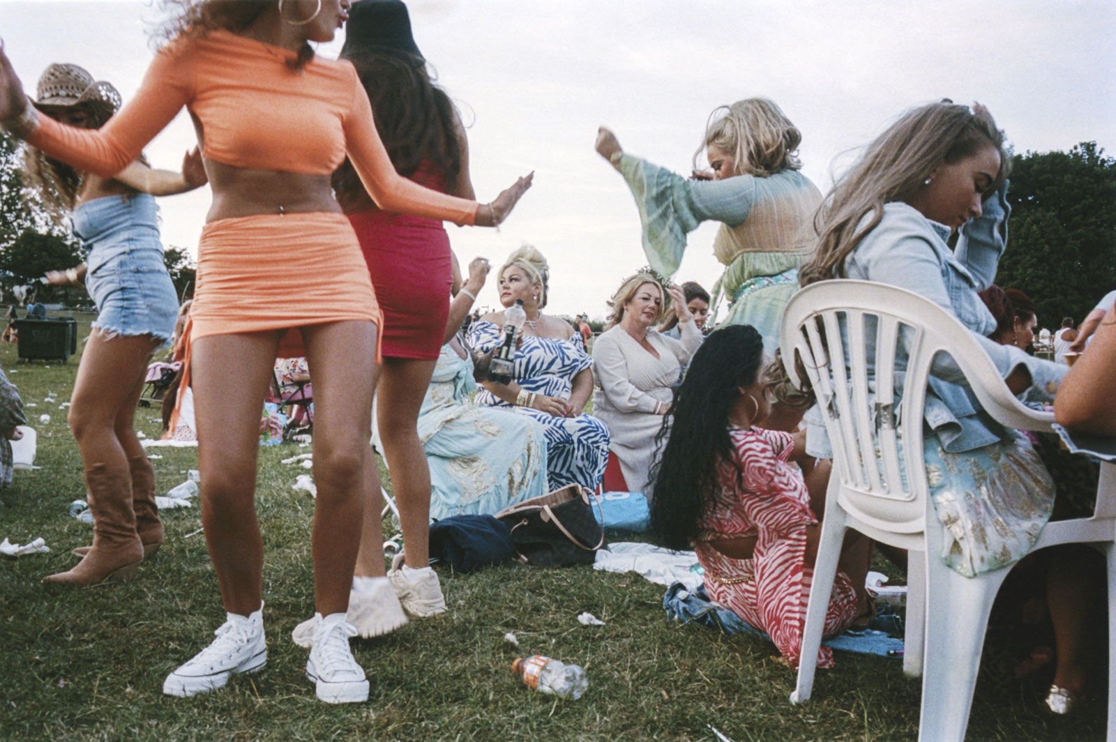On the picture you see dancing woman. The photo was taken early evening when celebrations started. Behind the dancing girls are their mothers sitting in plastic chairs. 13.06.2023, Appleby, UK. © 2023 Frederik Rüegger