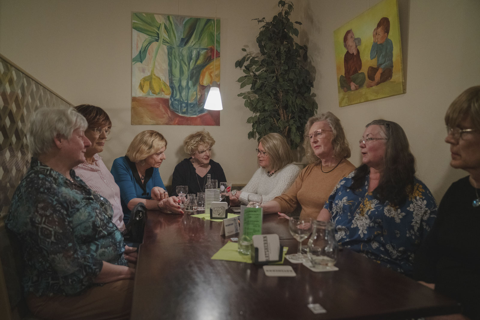 Corinna, Elvira, Regina, Ute und Name sitzen an einem Tisch im Falkenstein in Hamburg. Sie sind Stammgäste und treffen sich jeden vierten Samstag im Monat. Die Teilnehmerzahl kann bis zu 20 Personen betragen, je nachdem, wie notwendig der Gedankenaustausch für die Einzelnen ist. Oft bringen sie auch ihre Ehefrauen mit, denn auch für sie ist es ein wichtiger Ort, um sich mit anderen auszutauschen. Hamburg,  © 2022 Kim Christin Zeidler