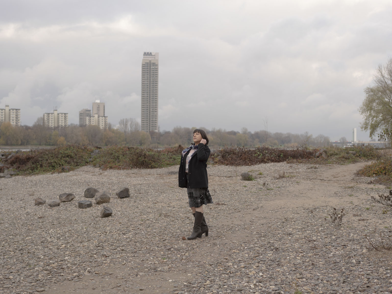 In ihrem männlichen Leben ist Jessica 53 Jahre alt und arbeitet als technische  Managerin. Weibliche Kleidung und Schuhe faszinieren sie schon seit ihrer Kindheit, so dass sie früher Kleider von Wäscheleinen oder aus alten Kleidersäcken stahl und sie wie einen Schatz in ihrem Kinderzimmer aufbewahrte. Jessica bei einem Spaziergang in Köln im November, © 2022 Kim Christin Zeidler