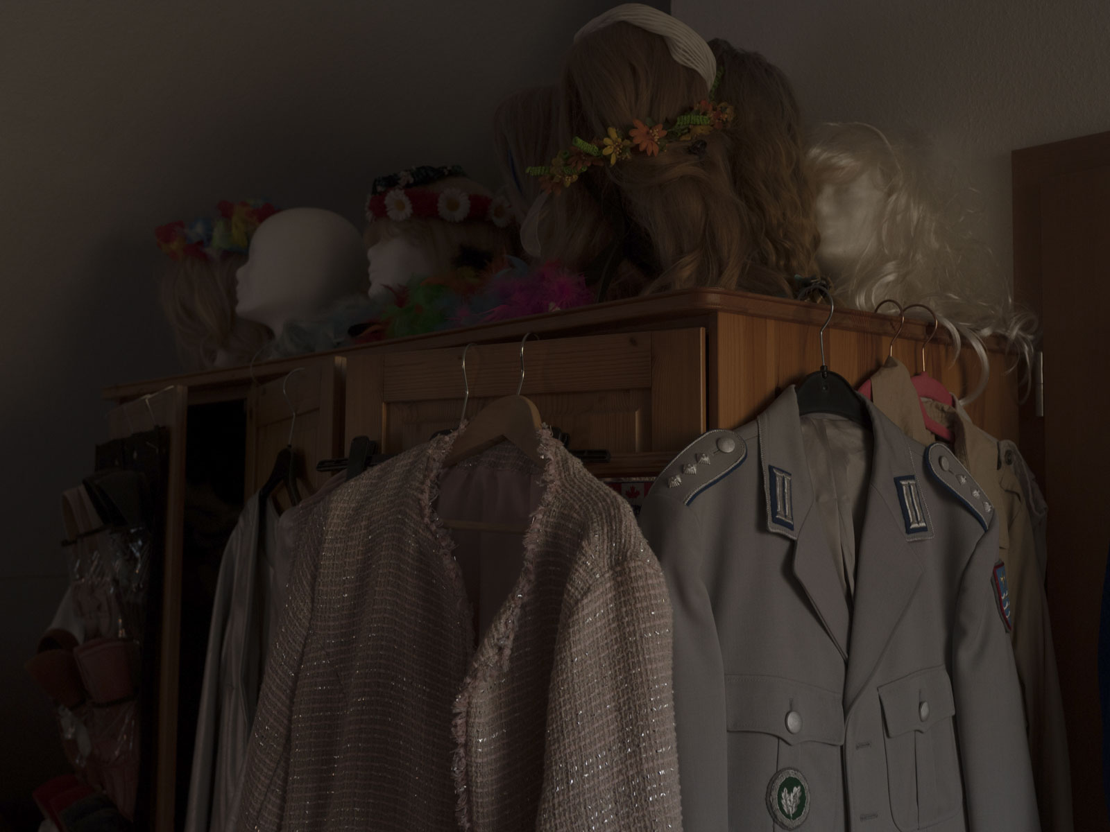 Maries Kleiderschrank. Sie arbeitete als hochrangiger Offizier bei der Bundeswehr in Deutschland. Ihre Uniform hängt immer noch im Schrank zwischen ihren Kleidern. Köln,  © 2022 Kim Christin Zeidler