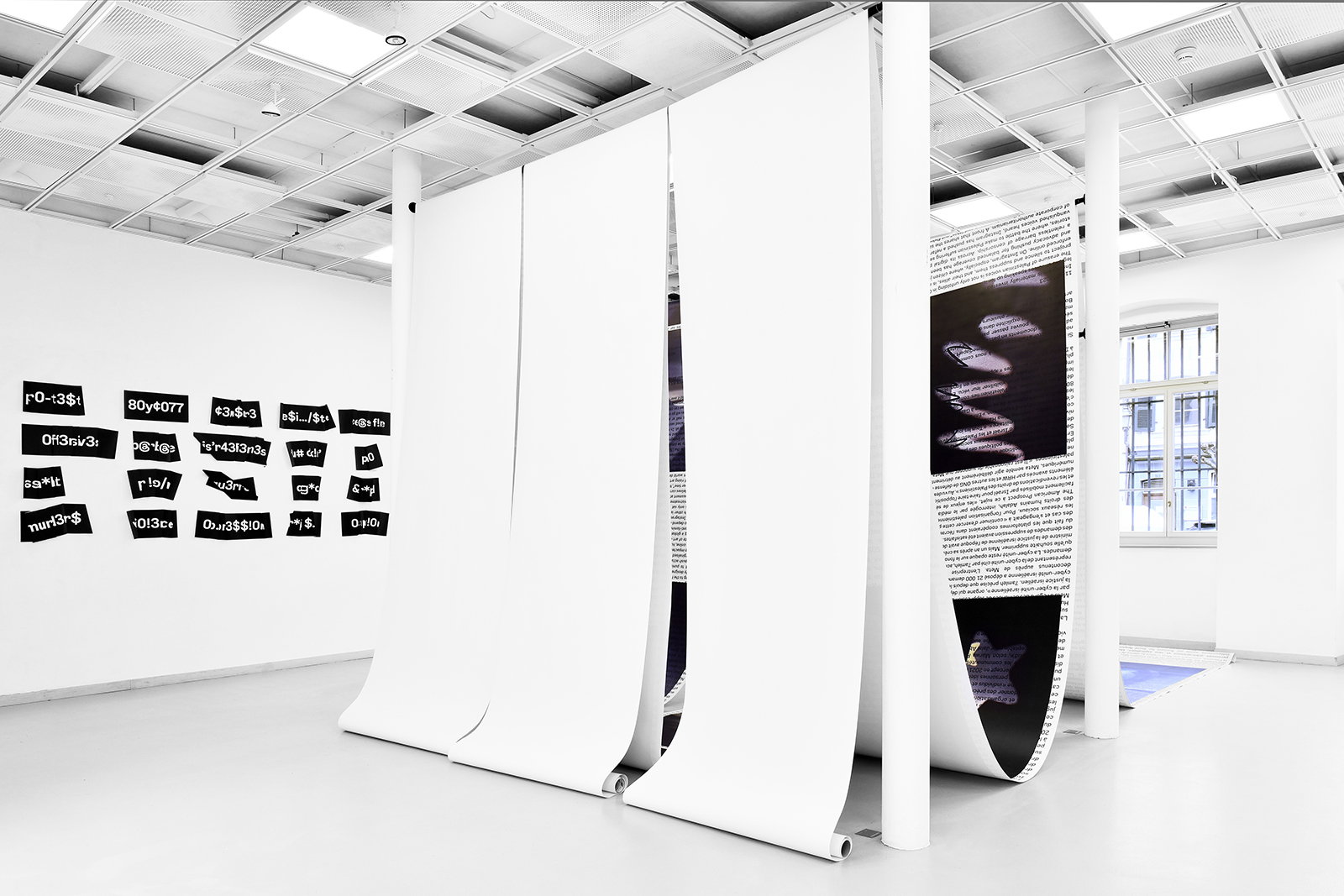 Leet speak is an alternative text language that replaces letters with numbers or symbols. Questioning the strategies of cyber control and censorship that steer discourse, “n07r3 $1l3n¢3” highlights visual gestures and the creation of a language that overcomes algorithmic oppression in the digital world. 24.02.2024, EAC Les halles Porrentruy, Suisse, © 2024 Zoé Aubry