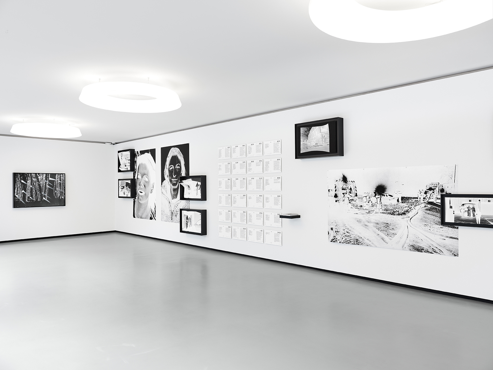 The work engages with structural feminicide through text, image, and expansive installation. It exposes the societal dimension of intimate partner violence, challenges its trivialization in the media.  10.12.2019, Le Locle, Suisse, © 2026, Samuel Zeller
