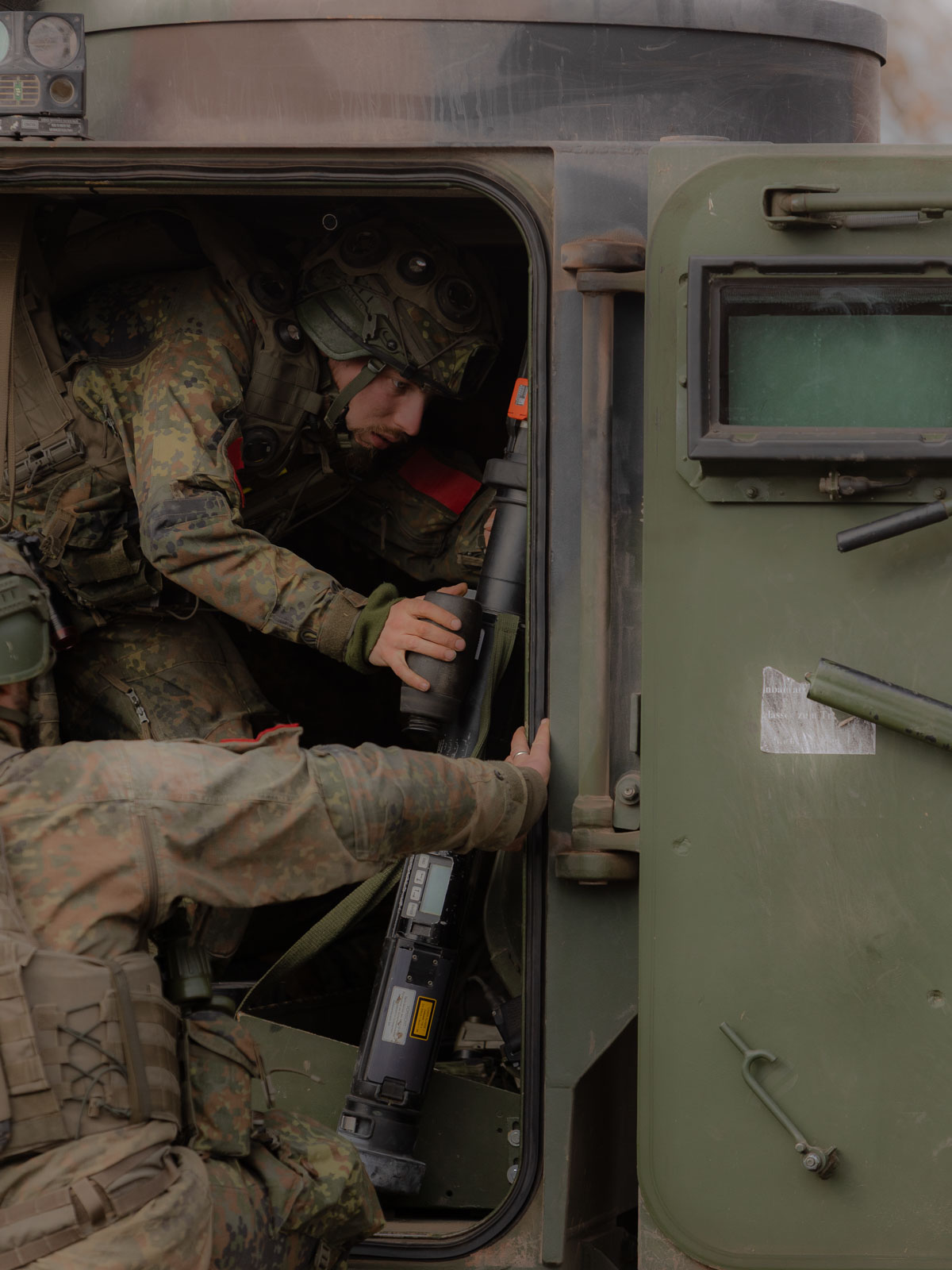 Multinationaler NATO - Übungseinsatz im Gefechtszentrum des Heeres, zwei Soldaten hantieren mit der Panzerfaust 3, produziert von Dynamit Nobel Defence, 09.04.2025, Gardelegen, Sachsen Anhalt, Deutschland, © 2025 Hannah Aders