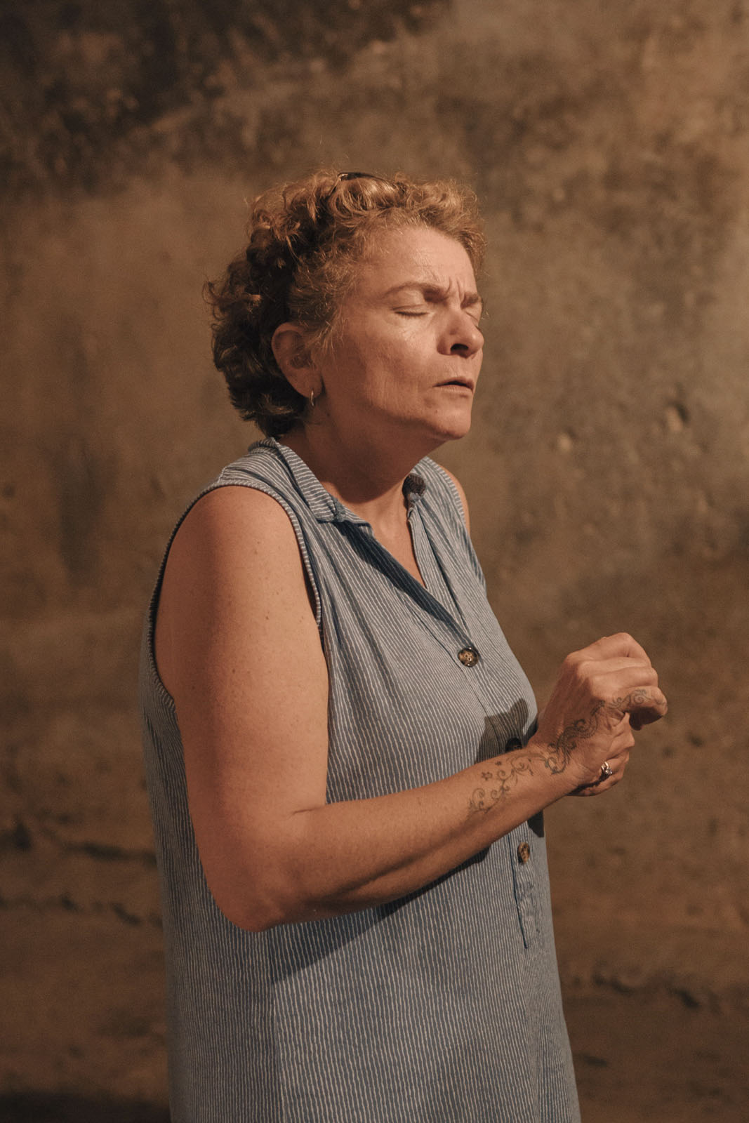 Elena, eine Reiseführerin, steht in den antiken römischen Zisternen auf der Insel Ventotene. Der Ort, Teil des umfangreichen historischen Führungsangebots der Insel, verweist auf verschiedene Schichten der Geschichte, geprägt von dokumentierten Ereignissen ebenso wie von überlieferten lokalen Legenden, von denen einige auf dunklere Kapitel der Vergangenheit hinweisen., 04.06.2024, Ventotene, Italien, © 2024 Kseniia Apresian