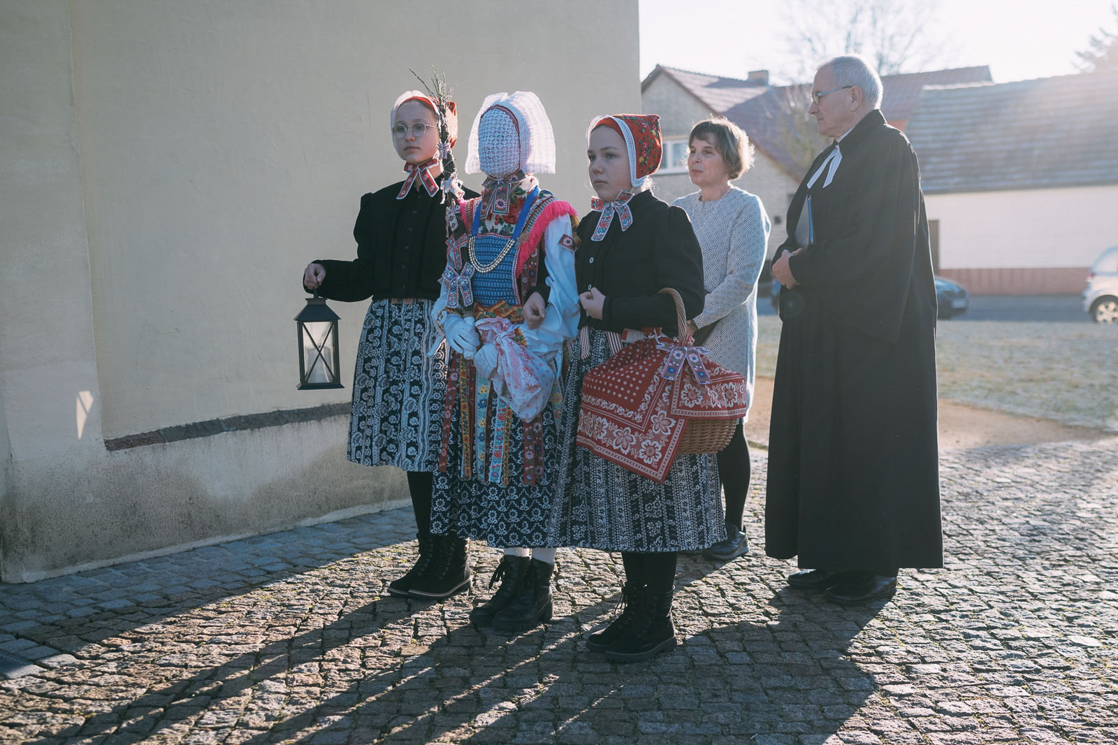 Diese geheimnisvolle Figur mit spitzenbesetztem Gesicht wird „Dźěćetko“ genannt. Der Name ist Sorbisch und bedeutet so viel wie Christkind, ist mit der deutschen Weihnachtsfigur aber nur entfernt verwandt. Die Segnung ist ein mehr als 100 Jahre alter Brauch, der nur noch in Schleife aufgeführt wird., 01.12.2024, Schleife, Deutschland, © 2024 Kseniia Apresian