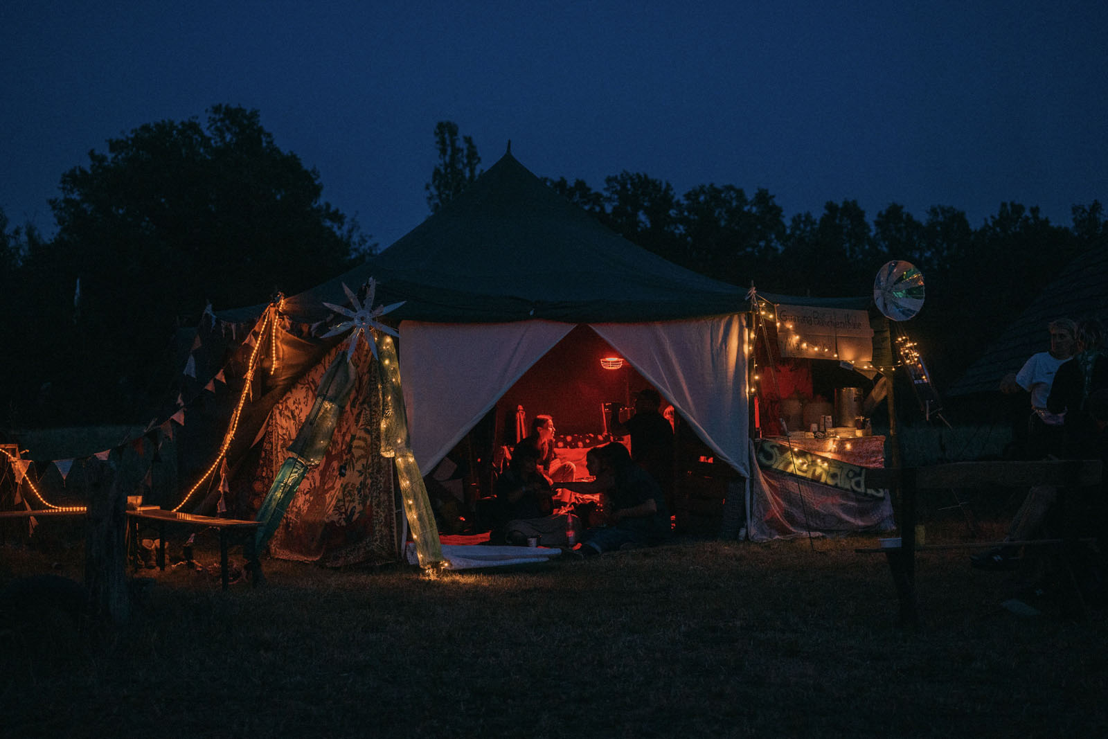 Festlich geschmücktes Zelt auf dem Meta Solis Festival am Steinbruchsee Miltitz – ein Ort, an dem junge Sorben zusammenkommen. Jedes Zelt und jede Dekoration entsteht in gemeinschaftlicher Handarbeit der Gruppe., 03.08.2024, Steinbruchsee Miltitz, Deutschland, © 2024 Kseniia Apresian