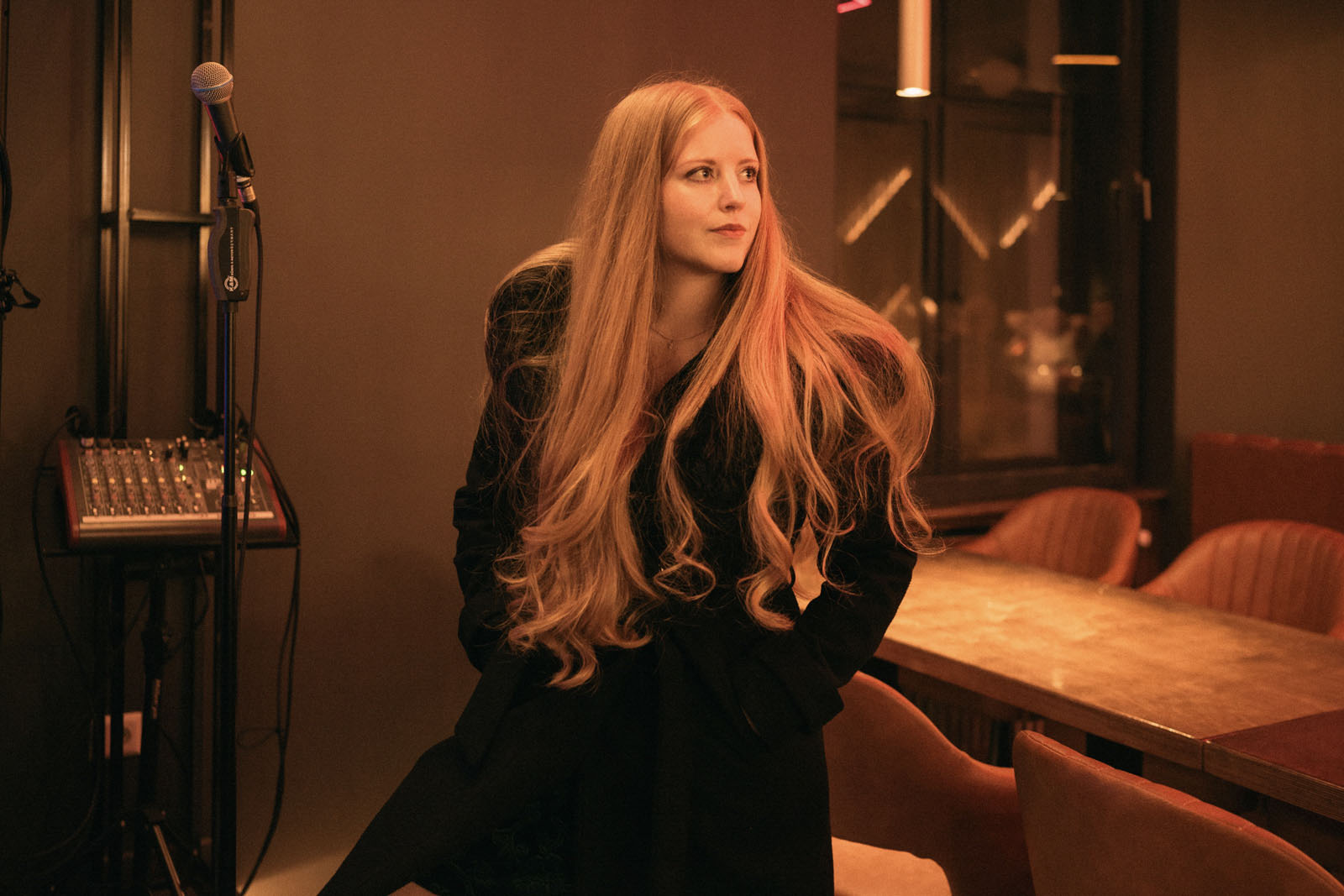 Lena Hauptmann (25) singt auf Niedersorbisch und nimmt ihr Publikum mit auf eine musikalische Reise zu den Sehnsüchten und Träumen ihrer Generation. Sie kombiniert südamerikanische Rhythmen mit Jazz und vereint englische Texte mit der sorbischen Sprache. So will sie auch diejenigen für das Sorbische begeistern, die die Sprache nicht verstehen., 09.11.2024, Cottbus, Deutschland, © 2024 Kseniia Apresian