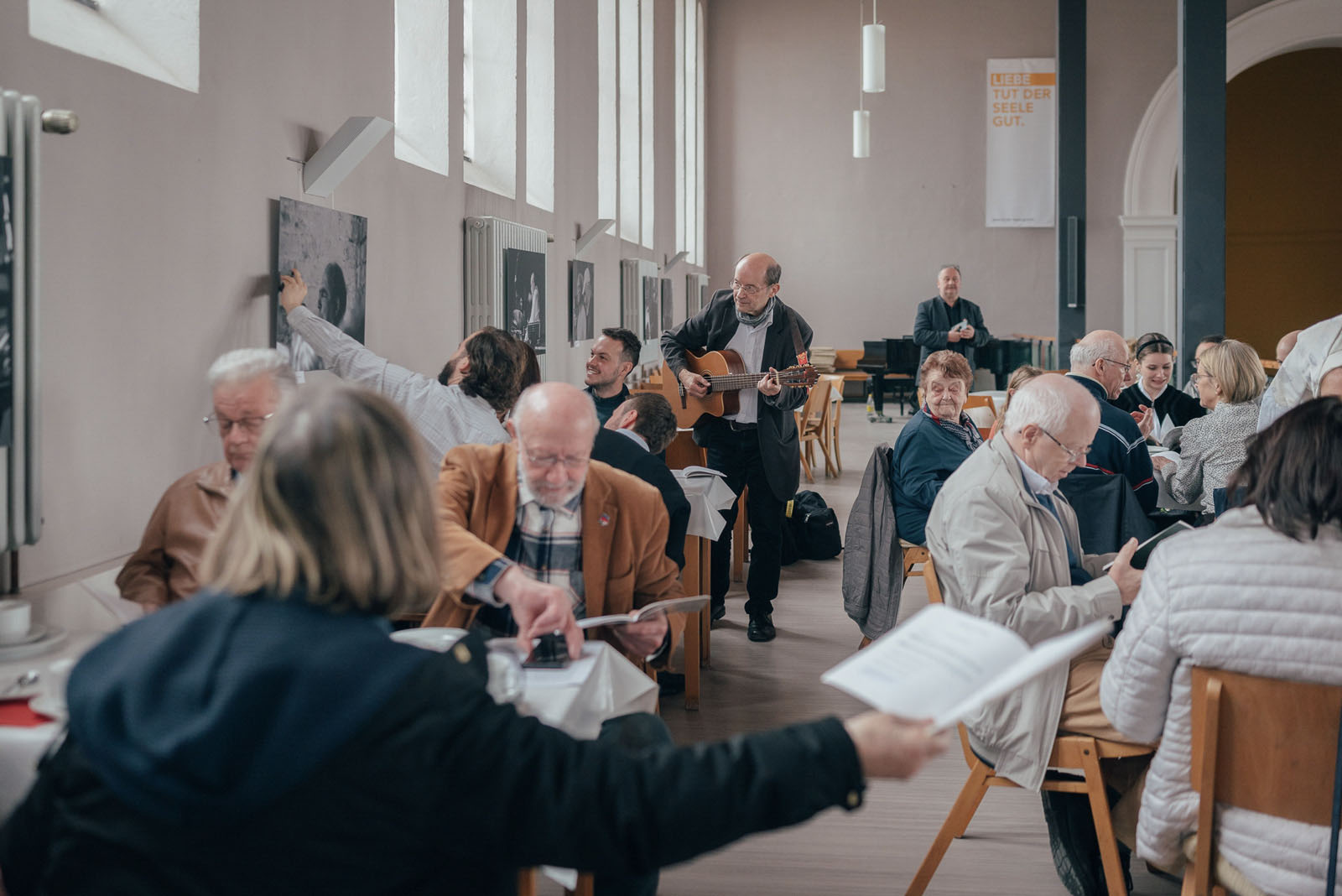 Kaffee, Kuchen und sorbischer Gesang nach dem Ostergottesdienst bieten der Gemeinde Peitz die Gelegenheit, in Kontakt zu bleiben., 09.11.2024, Cottbus, Deutschland, © 2024 Kseniia Apresian