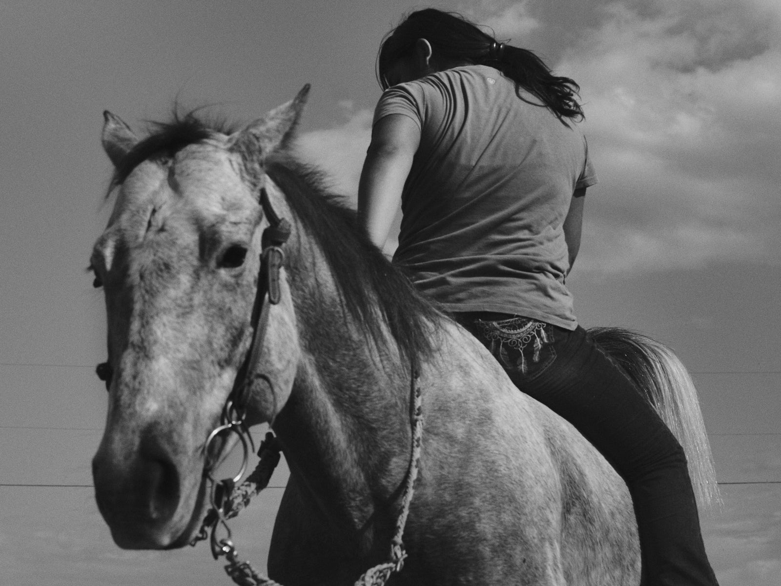 Monica trainiert akrobatisches Reiten und ist Pferdezüchterin. Ihre Familie hat alte mexikanische Wurzeln und lebte bereits auf diesem Land, bevor die Grenze zwischen Mexiko und Texas ausgehandelt wurde. 18.12.2024, San Patricio, Texas, USA, © 2026 Alexander Nowak