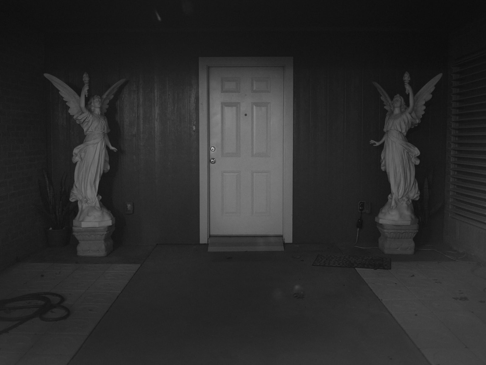 Eingang zum liturgischen Retreatzentrum Pax Christi. Ein hispanisches Nonnenkloster und orthodox-katholischer Ort der Andacht. 20.12.2024, San Patricio, Texas, USA, © 2026 Alexander Nowak