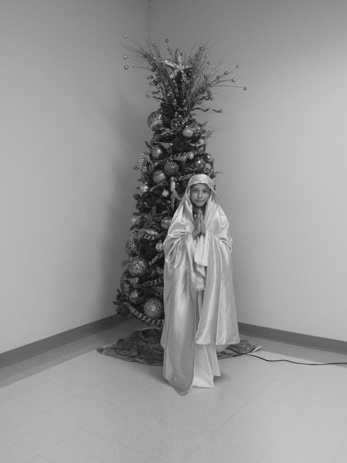 Ein Mitglied der Gemeinde nach der Pasada, gekleidet als Heilige Maria. Eine Pasada ist eine Tradition in christlich-hispanischen Gemeinden, bei dem ein Reenactment der Jesus Geschichte zu Weihnachten gespielt wird. 20.12.2024, San Patricio, Texas, USA, © 2026 Alexander Nowak