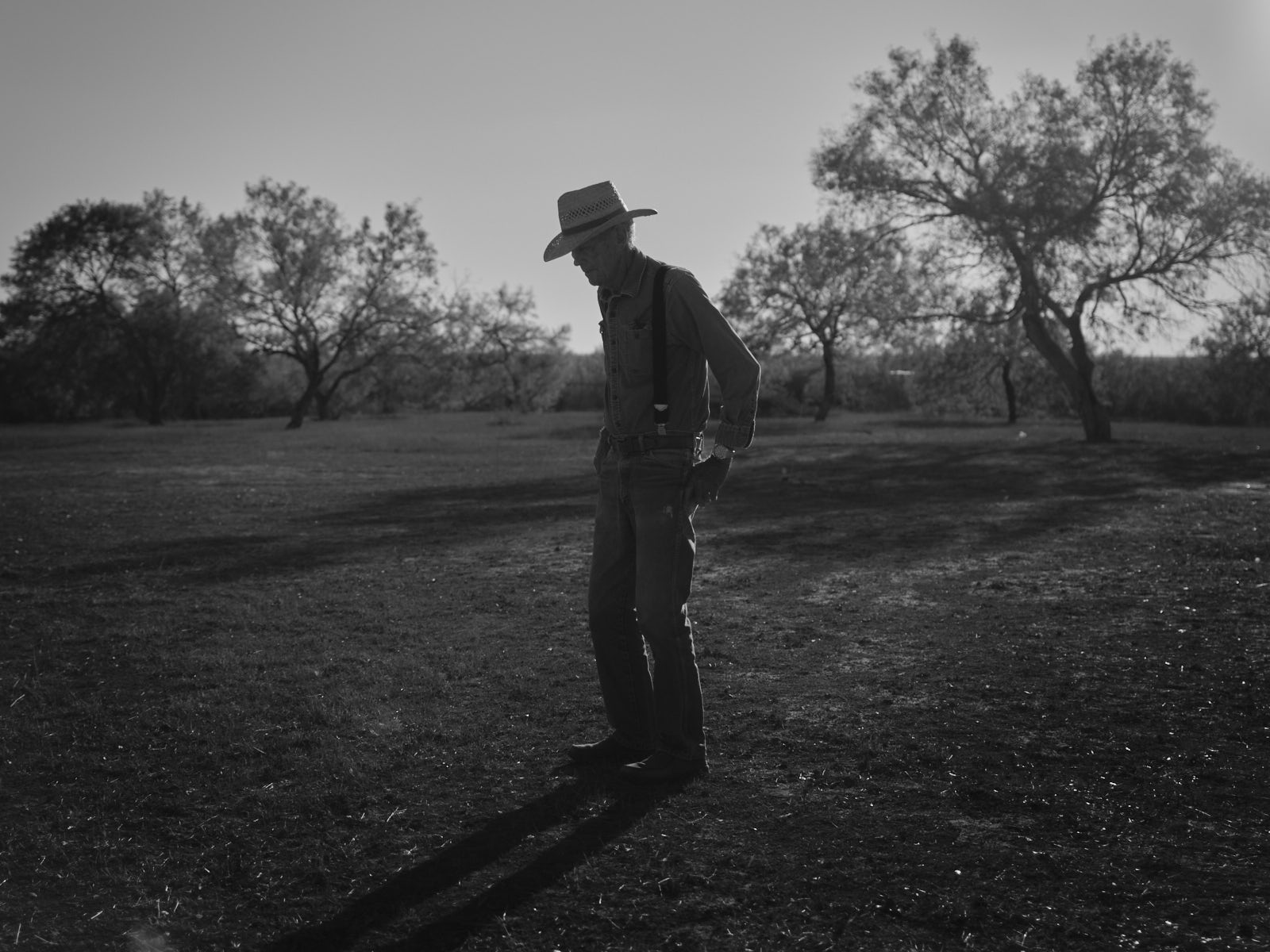 Bill während einem Rundgang auf seinem Hof. Bill ist der Älteste in St. Patricio und gilt als Hüter des Wissens der lokalen Geschichte von St. Patricio und Umgebung. 05.11.2025, San Patricio, Texas, USA, © 2026 Alexander Nowak