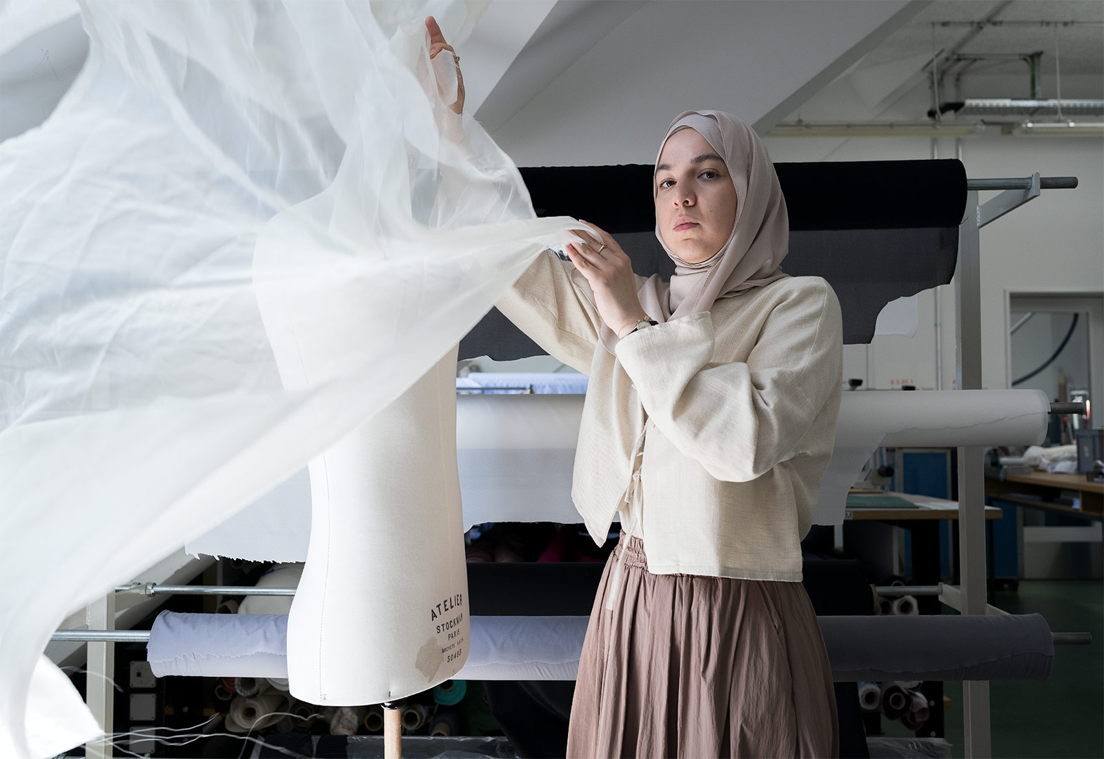 Feyza Hilal Karabulut gewährt mir grosszügig Einblick in Gespräche und Bilder, die Facetten ihres Alltags sichtbar machen. Sie versteht sich als muslimische Frau, die ein Hijab trägt, doch darin erschöpft sich ihre Identität nicht. Diese Szene entsteht in gemeinsamer Absprache. 22.07.2025, Basel-Stadt, Schweiz, © 2025 Azura Silberschmidt