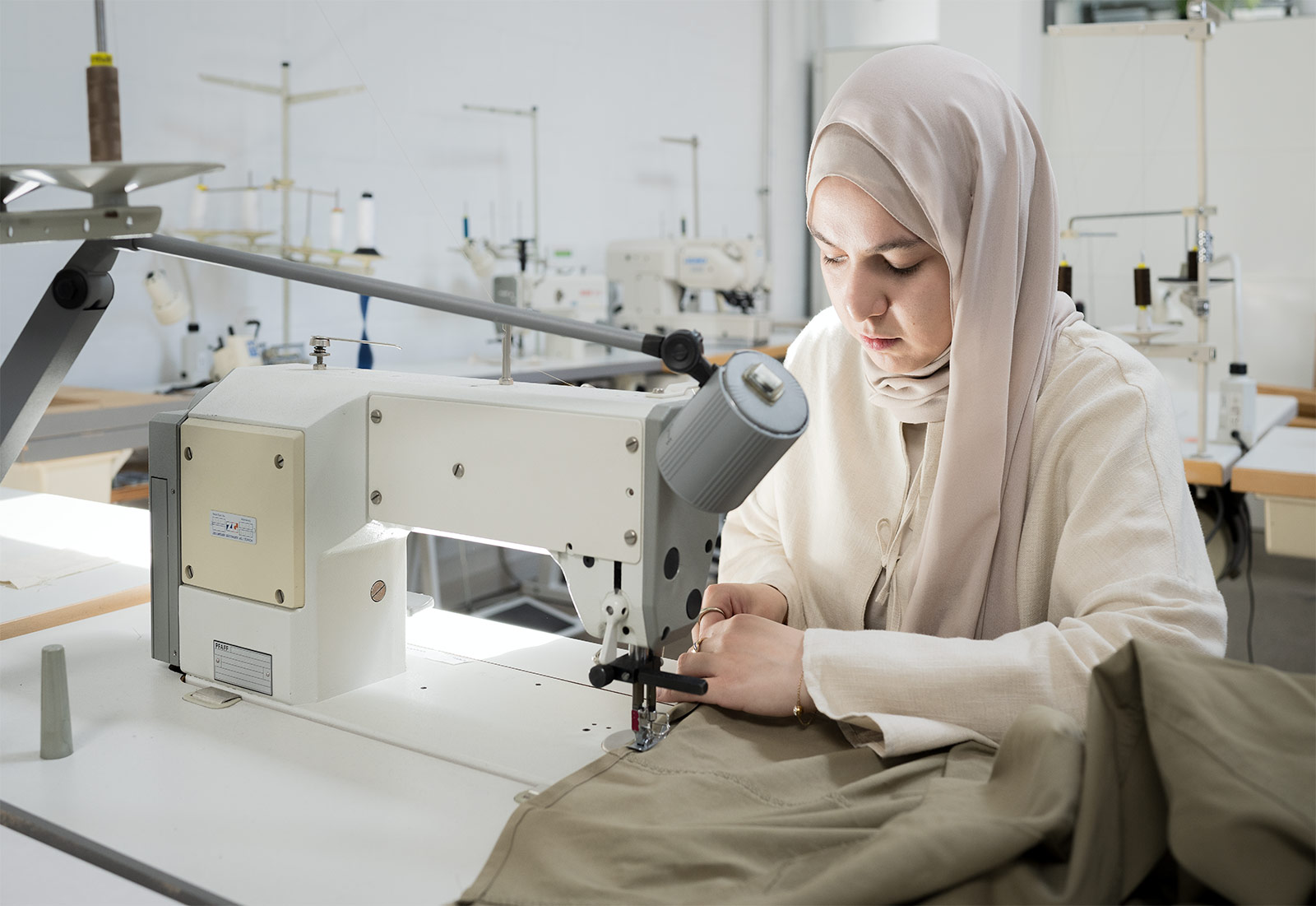 Neben ihrem muslimischen Glauben versteht sich Feyza Hilal Karabulut als Modedesignerin, Modeaktivistin und kreative Denkerin. Ihr Arbeitsfeld bewegt sich zwischen Kunst, Grafikdesign und Fotografie. Dieses Bild entsteht als bewusst gewählte Darstellung. 22.07.2025, Basel-Stadt, Schweiz, © 2025 Azura Silberschmidt