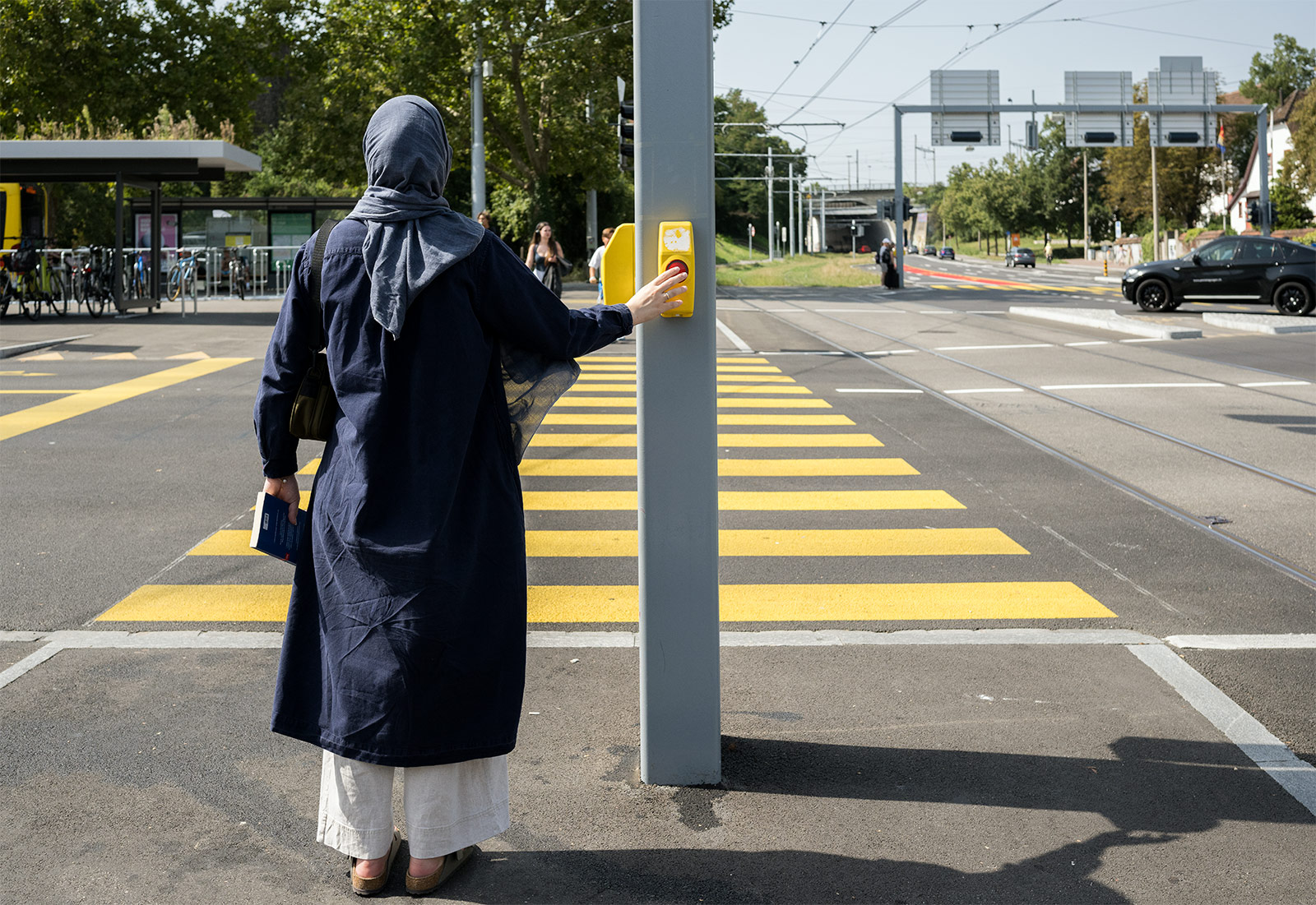 Feyza Hilal Karabulut beschreibt sich als muslimische Frau, die durch ihre Präsenz protestiert, als eine Form des „stillen Protests“, wie sie es nennt. Ein Ausdruck, der im öffentlichen Raum häufig Irritation auslöst. Diese Darstellung entsteht als Inszenierung. 13.08.2025, Basel-Stadt, Schweiz, © 2025 Azura Silberschmidt