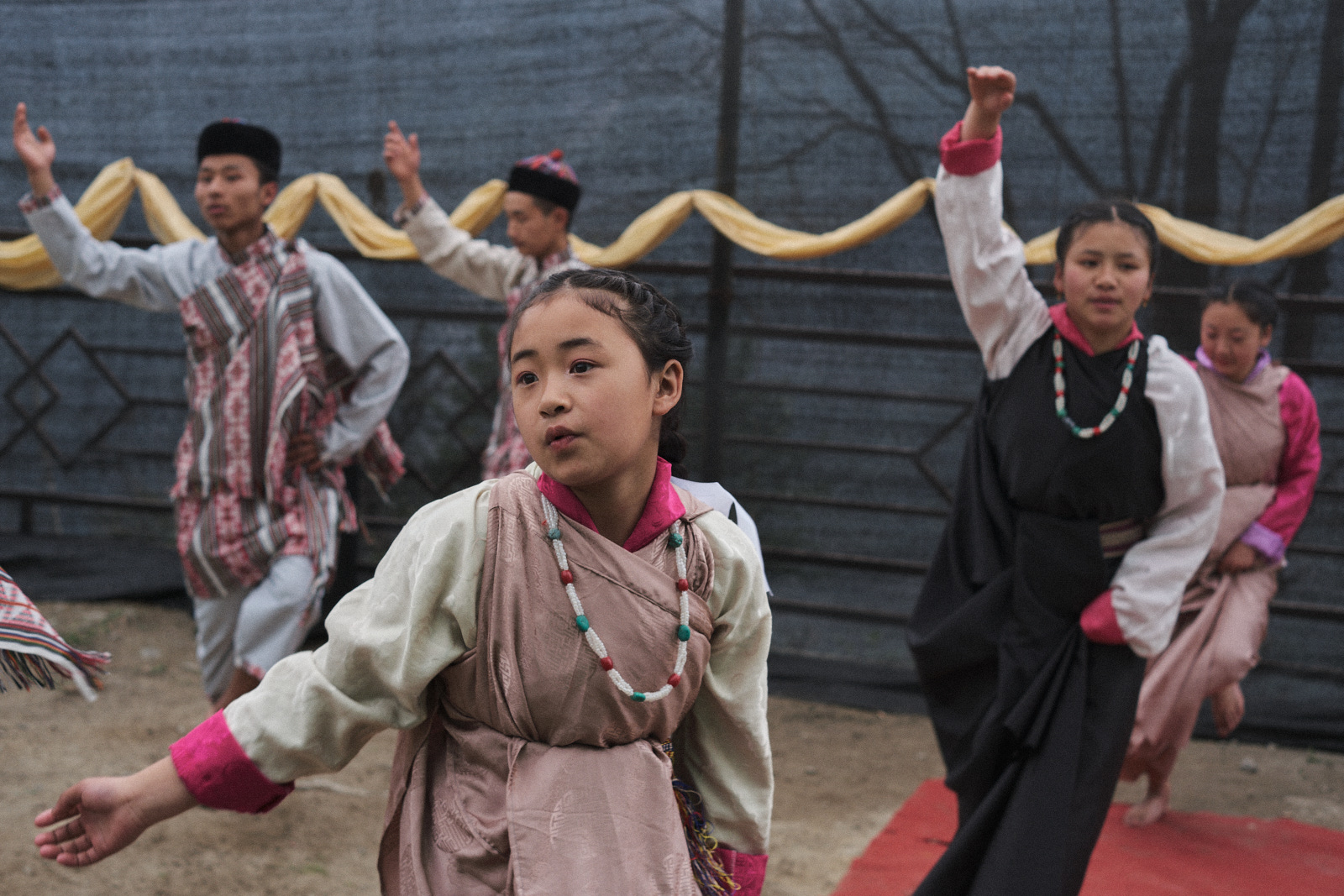 Bei einem Schulfest der Naga Secondary School führen die Kinder traditionelle Tänze auf. Hier eine Gruppe Lepcha Kinder in traditioneller Tracht. 28.03.2025, Naga, Sikkim, Indien, © 2025 Bastian Betz