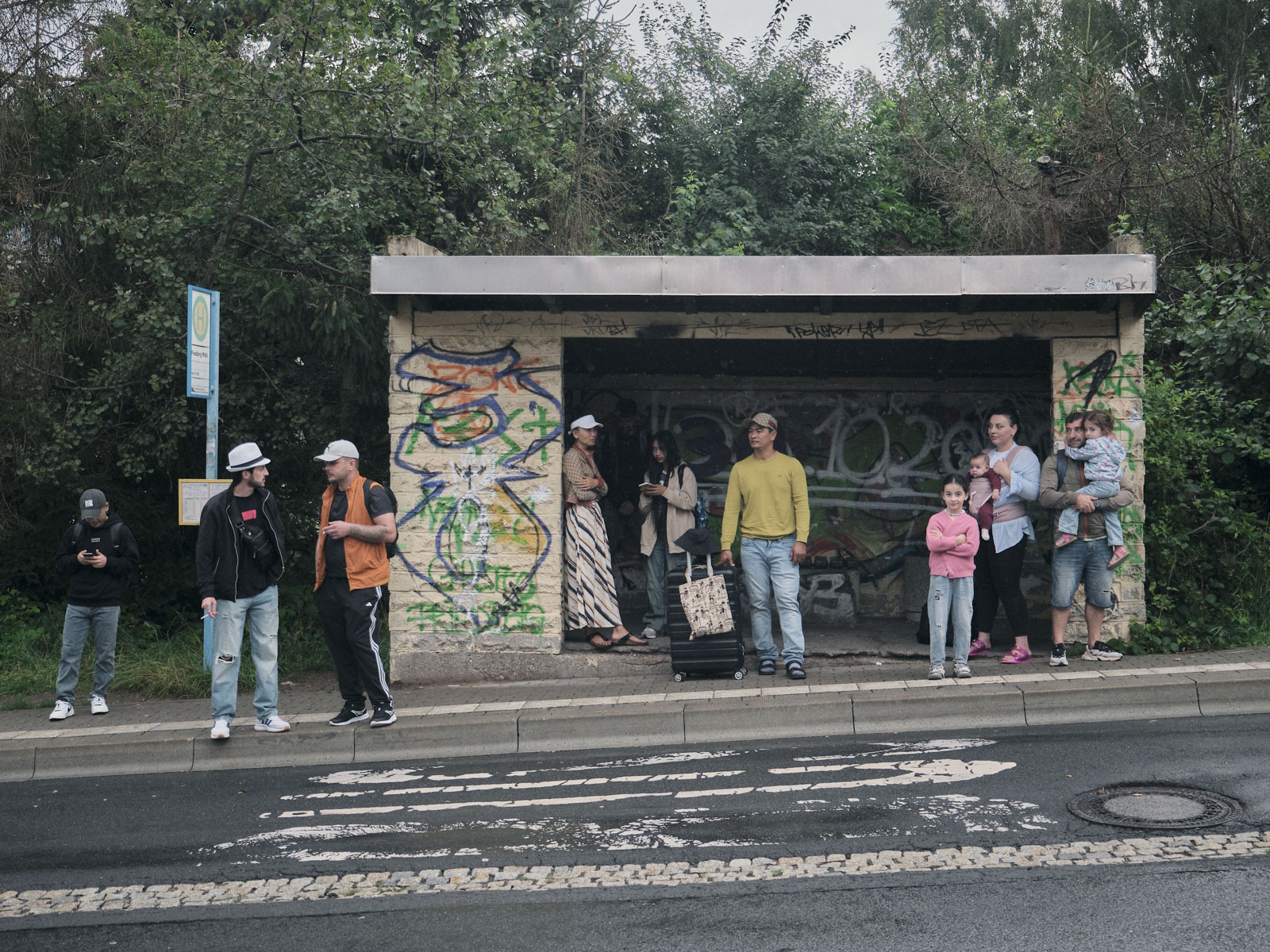 Warten auf den Bus: Um ins Stadtzentrum zu gelangen, ist die Bushaltestelle «Friedberg Siedlung» eine der einzigen Anlaufstellen., 02.08.2024, Suhl, Deutschland, © 2024 Carlotta Steinkamp
