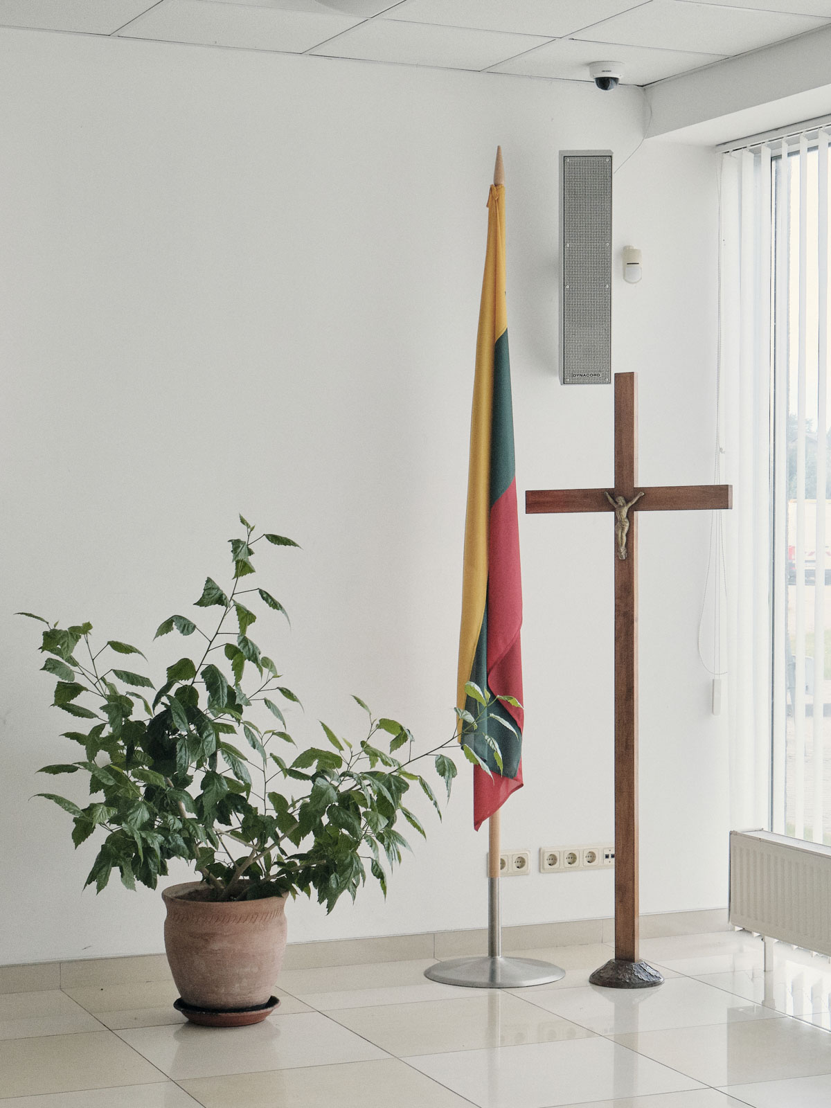 Eine litauische Flagge und ein Kreuz im Gebäude der Caritas in Pabradė., 22.08.2023, Pabradė, Litauen, © 2023 Carlotta Steinkamp