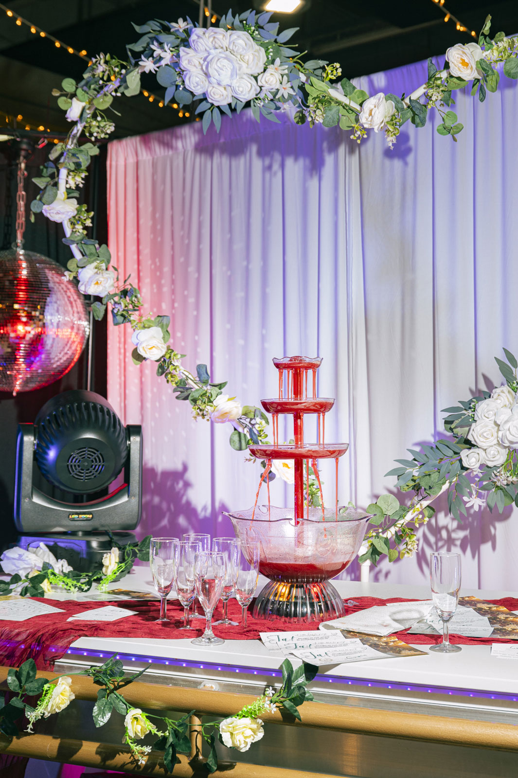 Ein Trinkbrunnen an einem Stand auf der HochzeitStil-Messe 2026., 11.04.2026, Wiener Neustadt, Österreich, © 2026 Carlotta Steinkamp