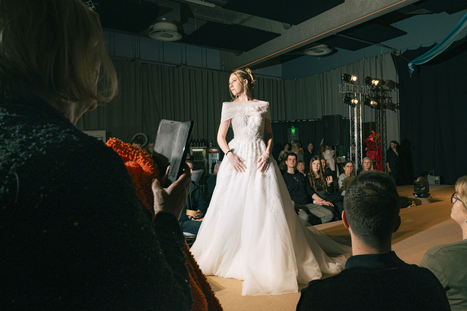 Ein Model in einem Brautkleid auf dem Laufsteg während der Modenschau auf der Hochzeitstil-Messe in der Wiener Neustadt, 11.04.2026, Wiener Neustadt, Österreich, © 2026 Carlotta Steinkamp