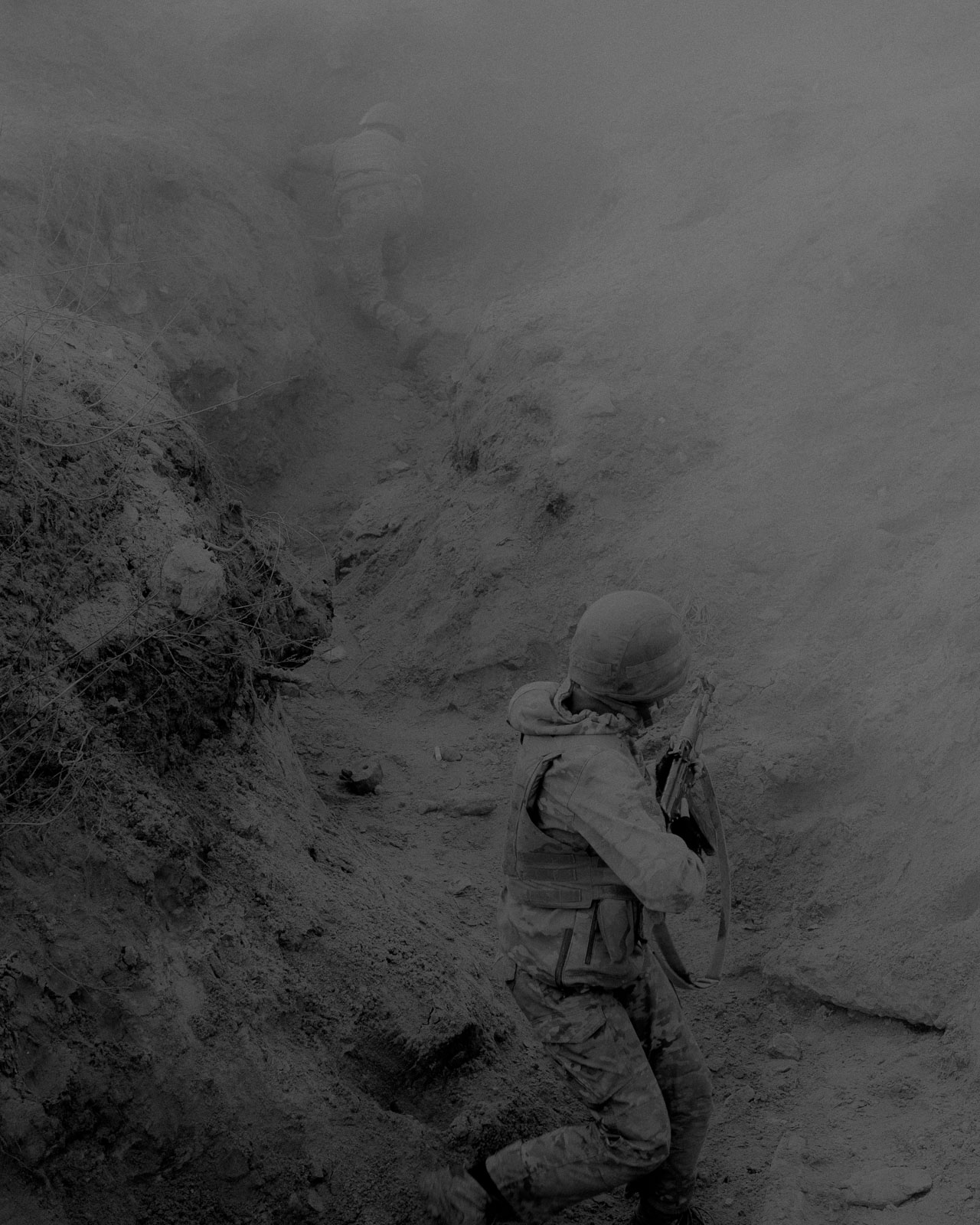 Ein junger Mann trainiert im Schützengraben während der «Probe-Woche» für potentielle Rekruten der 3. seperate Sturmbrigade, 31.01.2025, Kyiv, Ukraine, © 2025, Elliott Kreyeberg/OSTKREUZ