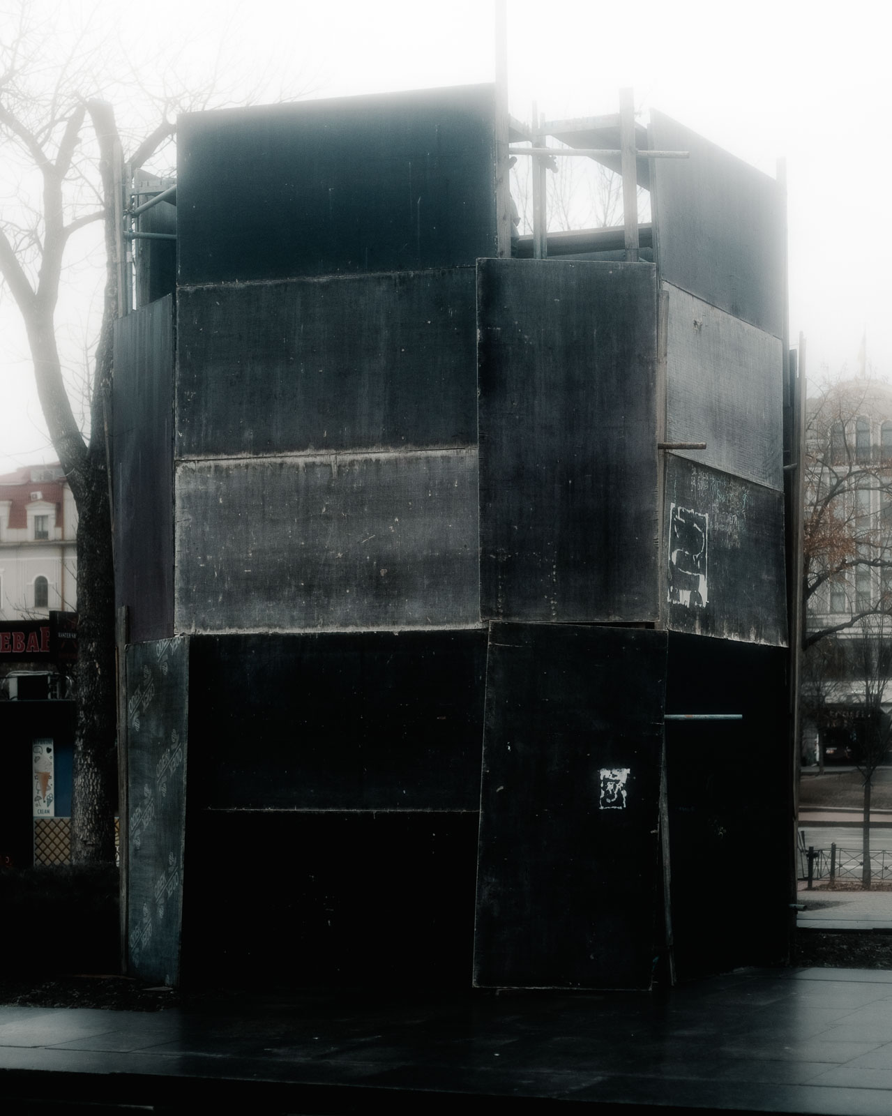 Um sie vor Zerstörung durch russische Angriffe zu schützen, werden Denkmäler in der Ukraine geschützt. So auch die Hryhorii Skovoroda Statur in Kyiv, 14.01.2025, Kyiv, Ukraine, © 2025 Elliott Kreyeberg/OSTKREUZ