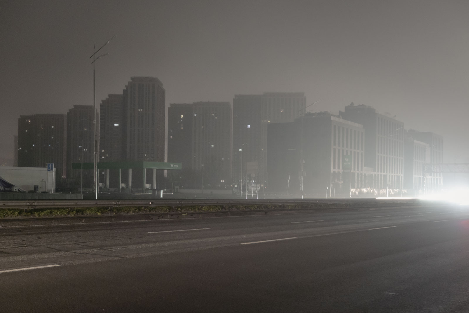 Eine der größten Verkehrsadern Kyjiws flackert kurz auf und versinkt dann plötzlich in Dunkelheit. Die einzigen Lichtquellen sind die Scheinwerfer vorbeifahrender Autos. Mit Beginn des Herbstes 2022 hat Russland seine Taktik darauf ausgerichtet, die ukrainische Bevölkerung zu terrorisieren, indem es die Energieinfrastruktur mit Raketen angreift. Die Folgen sind stundenlange Strom- und Heizungsausfälle. Diese Taktik wird fortan jeden Winter angewandt. 10.11.2022, Kyjiw, Ukraine. © 2022 Gerd Waliszewski