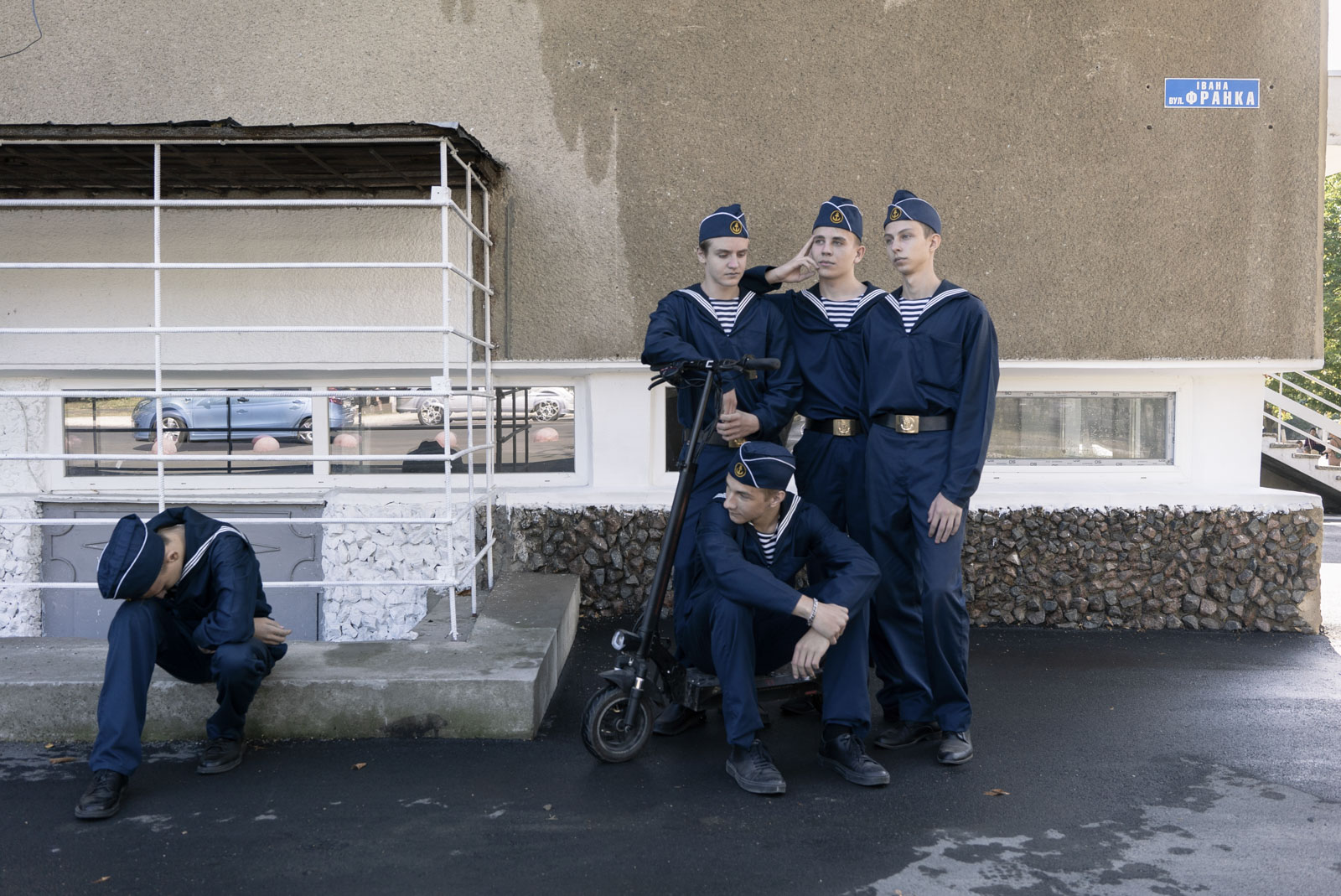 In Ismajil befindet sich die Abteilung für Handelsschifffahrt der Seeschifffahrtsakademie Odesa am Donauinstitut. Die Erstsemestler sind an ihren blauen Uniformen zu erkennen. Bald müssen sie sich in einer Prüfung beweisen, um vollwertige Kadetten zu werden. Seit dem Auslaufen des Getreideabkommens im Sommer 2023 ist die Stadt Ziel häufiger russischer Drohnenangriffe. 12.09.2023, Ismajil, Ukraine. © 2023 Gerd Waliszewski