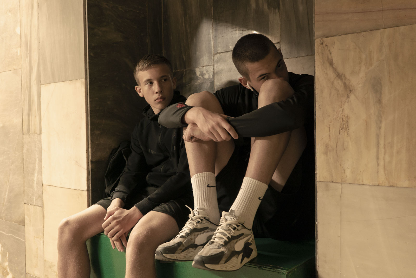 Während eines der zahlreichen Luftangriffe im Mai 2023 suchten die beiden jungen Fußballer Schutz in einer U-Bahn-Station in Kyjiw. Sie waren auf dem Weg zum Fußballtraining, als sie von den Luftwarnsirenen überrascht wurden. 29.05.2023, Kyjiw, Ukraine. © 2023 Gerd Waliszewski