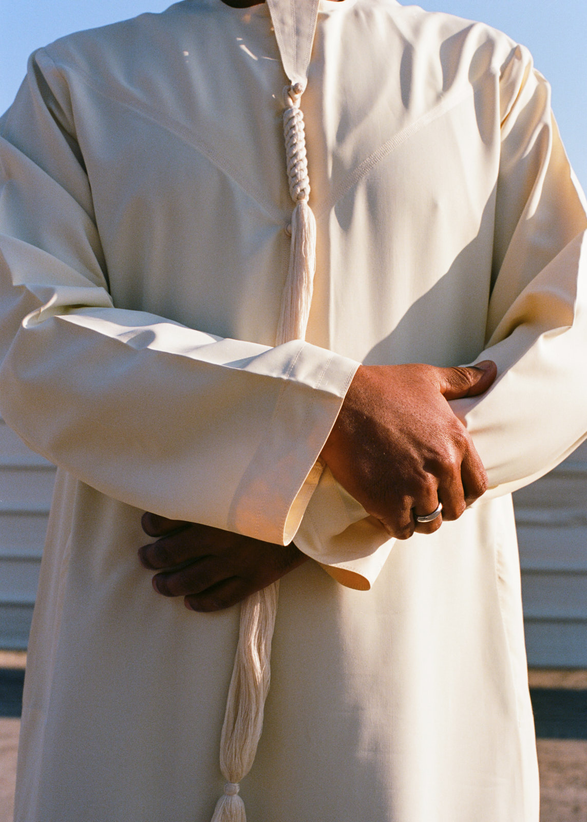 Adam (nicht sein echter Name) in traditioneller Kleidung. Er war Teil einer Gemeinschaft, die vom Verein Kalam unterstützt wird, der mit arabischsprachigen Personen in Lausanne arbeitet. Sein Werdegang spiegelt die strukturelle Prekarität wider, mit der viele Asylsuchende konfrontiert sind, die sich in restriktiven Migrationssystemen bewegen. Lausanne, Switzerland. ©2022 Jessica Dreier