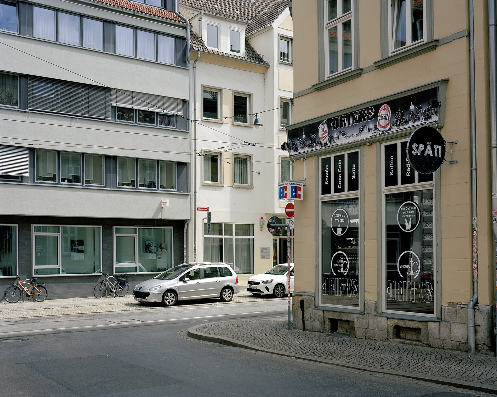 Auf einem Spaziergang in der Erfurter Innenstadt begegnet Heinz Mädel einer Gruppe von rechtsextremen Skinheads. Zwei 18-jährige Frauen lösen sich von der Gruppe und greifen ihn unvermittelt an. Als Heinz Mädel sich zu wehren versucht, schlagen sie den 58-Jährigen zu Boden und beginnen ihn mit Fußtritten zu malträtieren. Er erliegt wenige Tage später im Krankenhaus seinen Verletzungen. Bis heute ist er in keiner offiziellen Statistik als Todesopfer rechter Gewalt gelistet. Erfurt, Deutschland © 2021 Julius Schien
