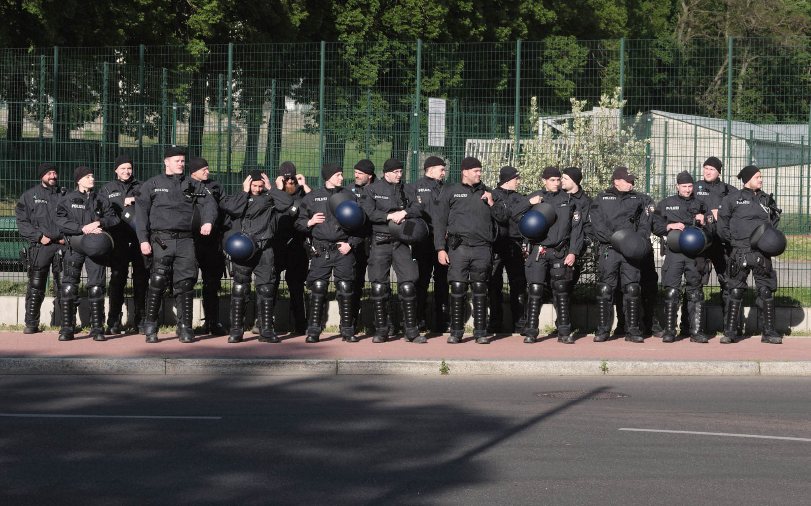 Jährlich findet in der norddeutschen Kleinstadt Demmin ein von Rechtsextremen organisierter «Trauermarsch» statt, der sich auf die Ereignisse des Frühjahrs 1945 bezieht: Nach dem Einmarsch der Roten Armee kam es zu einem der grössten Massensuizide in der deutschen Geschichte. Die Demonstrationen werden regelmässig von Gegendemonstrationen und einem Grossaufgebot der Polizei begleitet., 08/05/2025, Demmin, Deutschland, © 2025 Lester Kielstein