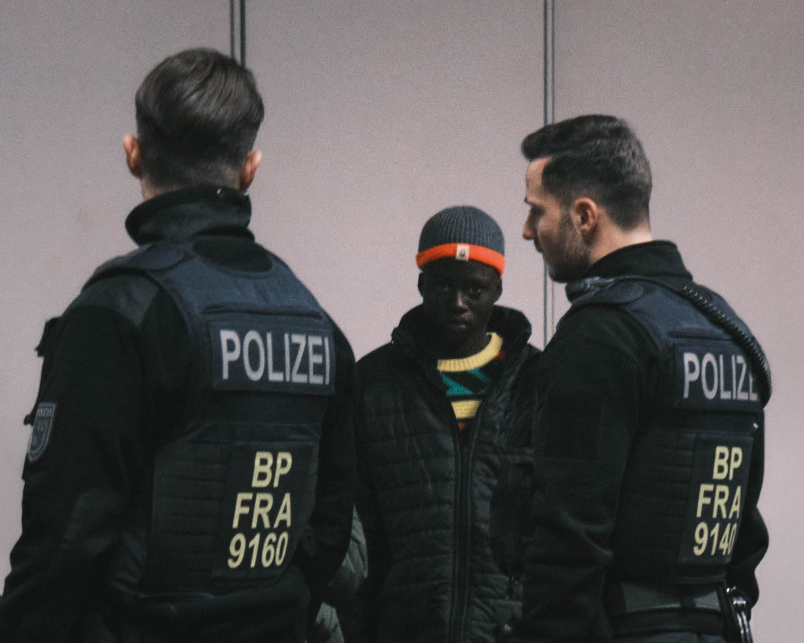 Auf einer Nachfahrt mit dem Zug aus der Schweiz Richtung Deutschland betritt die Deutsche Bundespolizei mein Abteil, welches ich mir mit einer Kongolesischen Familie teile. Nach kurzer Ausweiskontrolle wird der hier zu sehende Mann, zusammen mit seiner Frau und einem kleinen Kind aus dem Zug eskortiert. Den Rest der Reise verbringe ich alleine im Abteil., 16/03/2025, Basel Badischer Bahnhof, Deutschland, © 2025 Lester Kielstein