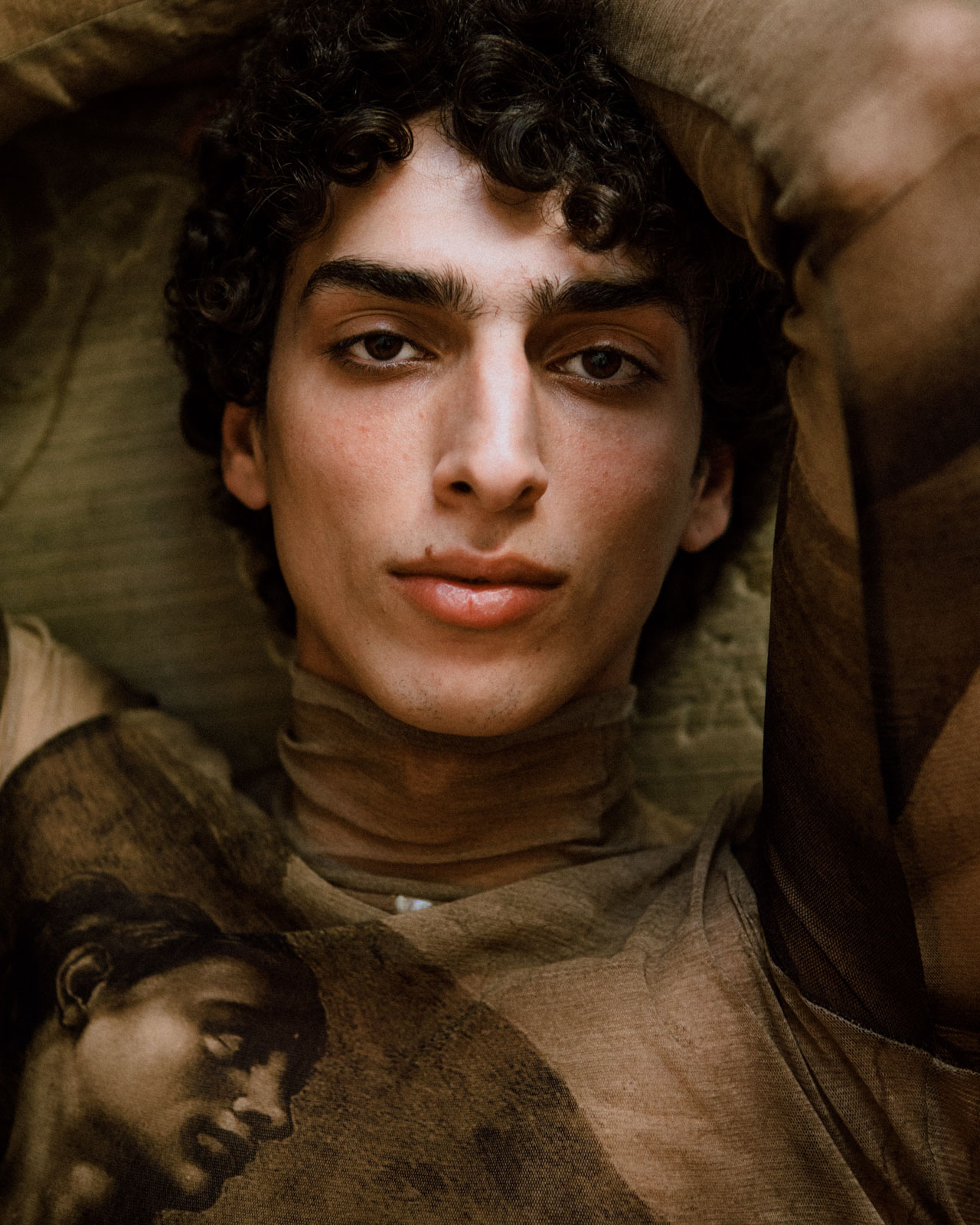 Qaher will nicht länger warten. Mit 15 Jahren startet er seine Modelkarriere selbstständig: Er macht Fotos in seiner Küche und bewirbt sich bei Modelagenturen in Tel Aviv. Trotz anfänglicher Ablehnungen wird er mit 17 von einer Agentur unter Vertrag genommen. 30.07.2024, Berlin, Deutschland, © 2024, Lisa-Maria Gruber